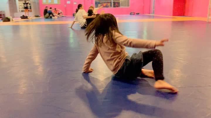 のインスタグラム：「こゆるやま & かいるまる 柔術ムーブなかなかOK😊 Koyuru and Kyle do Jiu-Jitsu move. #baby #mygirl #myboy #myson #こゆるやま #かいるまる #5歳 #3歳 #jiujitsu #柔術ムーブ」