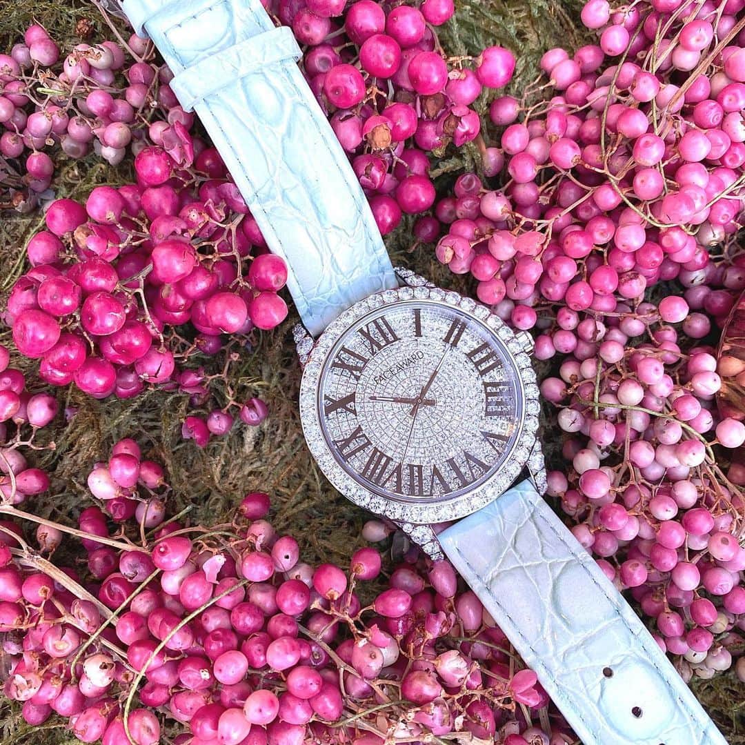 フェイスアワードさんのインスタグラム写真 - (フェイスアワードInstagram)「charm point ・ ・ ・ #grace ・ ・ ・ 女性から人気のGrace💎 春らしいカラーベルトを合わせると 季節感バッチリの時計に⌚️ 色んな組みわせを楽しんでみましょう！  #faceaward_jp #デコウォッチ #キラキラ時計 #恵比寿時計 #instaluxury #luxury#faceaward#フェイスアワード #swarovski #zirconia#腕時計#watch #watches #fashion #fashionwatch #jewelr#accessory #accessories #ファッション#ファッションウォッチ#ジュエリー#アクセサリー」3月8日 21時24分 - faceaward_jp