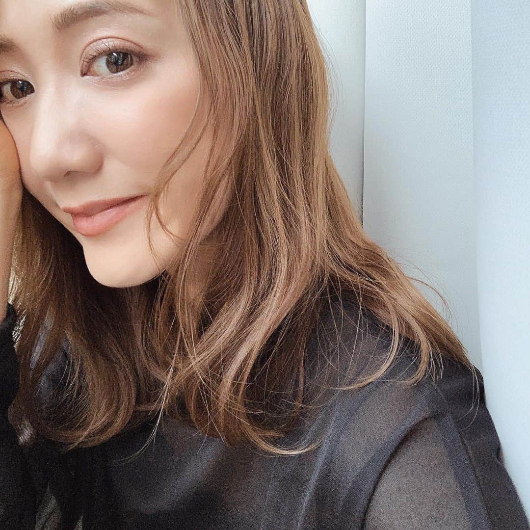 小川陽香のインスタグラム：「最近プラスした美容液 ︎☄︎ ㅤ ONE BY KOSEのリニューアルしたメラノショットホワイトD🤍 電車の広告で見て気になってたんだよね︎ ☺︎ 2週間使い続けてみました︎✌︎ ㅤ つけたらしっかり保湿されるのにみずみずしい感じでもあって好きな使用感💓なんだかお肌がワントーン明るくなった気がする。。🥺 ㅤ 紫外線が気になる季節になるし使い続けてシミ対策したいと思います🥰 ㅤ　 ㅤ @onebykose_campaign でこの商品が当たるキャンペーン実施中みたいです♡�ㅤ #onebykose #pr #skincare #onebykose2週間チャレンジ #美白ケア #美容液 #美白　#スキンケア #シミ #メラノショットホワイトD」