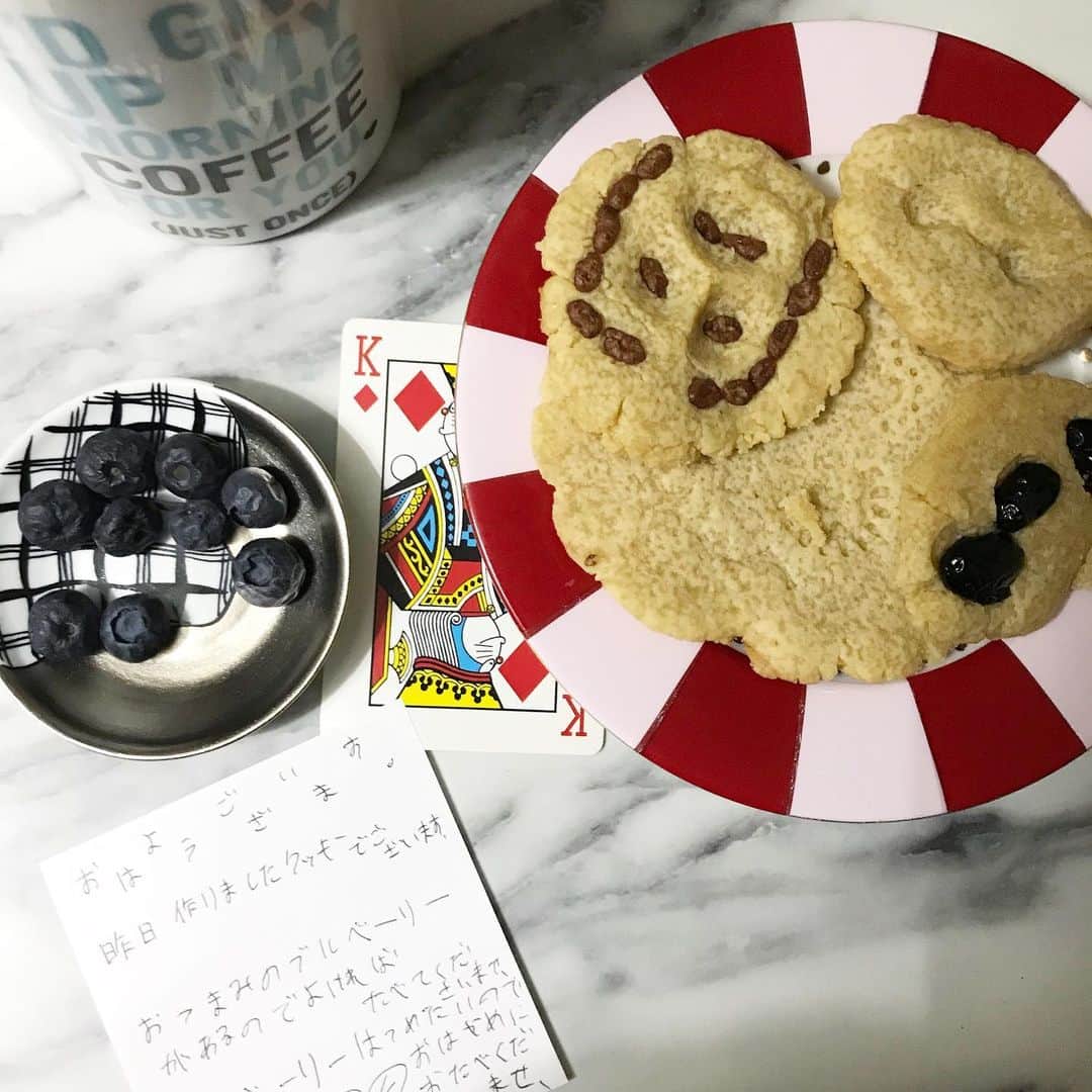 増山敬子さんのインスタグラム写真 - (増山敬子Instagram)「身体がだるくて先に寝ちゃった時に クッキーを焼いてくれたの！ 次の日の朝は、ピザを @kantanrecipebook をみながら つくってました😭😭 嬉しいよね。こういうの。 最近は、1回雷落ちまして(ゲーム問題) そこから、1日みんなゲーム、携帯offで、 お料理を手伝ってもらって (家庭科の時間として) 勉強タイムとお手伝いで時間を決めて ゲーム携帯時間にしてるけど、 これ家にいなかったら無限にできちゃうから 恐ろしや😱 でももうそんなに制限しなくてもいいのかな？ ただ、高校生とかになったらもうそれやん？ そればっかりやん？ ってそんなのは親の勝手な考えなのかなー。 #クッキー#手作りクッキー#美味しかった #ドーナツ#つくったらしっぱい #なんでやねん#なしてやねん #家族時間」3月8日 21時34分 - keikomasuyama