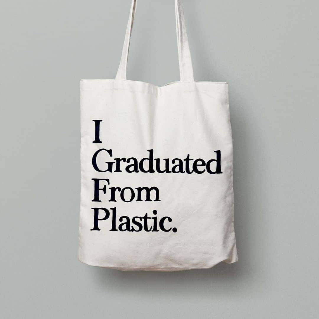 のインスタグラム：「“I Graduated From Plastic.” ・ my tote bag from now on.😌 プラスチック袋卒業トート🎓 ・ #shogosekine  #igraduatedfromplastic」