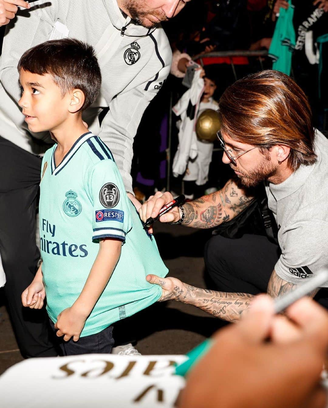 レアル・マドリードさんのインスタグラム写真 - (レアル・マドリードInstagram)「👋 Hey, Seville! ✍ ¡Estamos en Sevilla!  #RealBetisRealMadrid | #HalaMadrid」3月8日 21時37分 - realmadrid