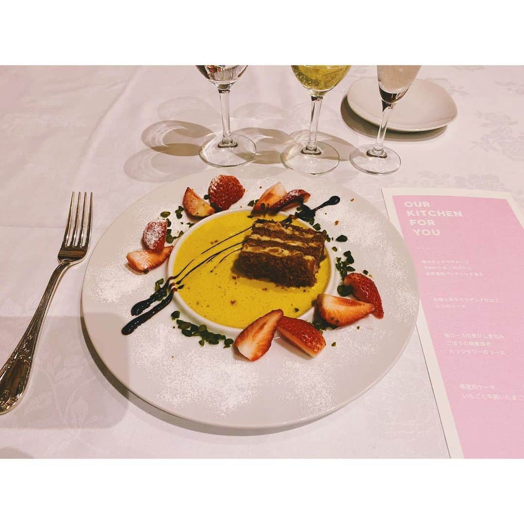 紗栄子さんのインスタグラム写真 - (紗栄子Instagram)「千葉県館山市、長野県佐久市、宮城県角田市にて実施してきた「Your Restaurant」🍴 。  このイベントは、「復興の活力となる楽しい時間を提供すること」を目的としたイベントで、地域創生􏰀メニュー開発などで有名な寺脇シェフに地元の食材を使ったメニューを考案していただき、地元の方々と私たちで同じ空間でお食事をいただきながら「食」という体験を通して地元を元気にする、そして全国へ復興のメッセージを届ける取り組みとなっています💖🍴 。  先日、アーティストのYOSHIくんと共に伺った角田市では「みやぎ仙南農業協同組合 仙南シンケンファクトリー」や「道の駅かくた」を訪問して沢山の特産物を知ることができ、アロエや秘伝豆などの地元の食材をふんだんに使ったお食事もいただきました！  明日はそのマスコミ報告会が表参道にて行われますが、新型コロナウイルス感染拡大防止のためのイベント自粛に伴い、一般の方向けのイベントは中止になるとのことです。  主催者側でも既に発表はされておりますが、私からもご報告させていただきます。  ファンの皆さんとも共に過ごせるイベントだったのでとても楽しみにしていただけに残念ですが、明日のイベントの報告はインスタでもさせていただきますね😌🌸 #yourrestaurant」3月8日 21時39分 - saekoofficial