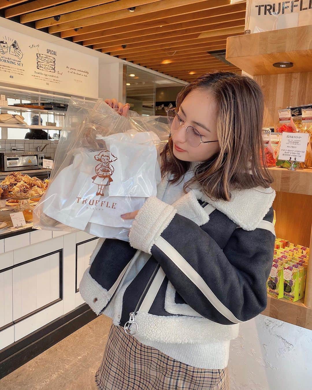 Julia Castroさんのインスタグラム写真 - (Julia CastroInstagram)「Truffle Bakery🍞🍞🍞 私とコーディが求めてたものがここにあった。 . #trufflebakery  #truffle #bread  #morning #breakfast  #lunch #cafe #tokyo #japan #fashion #outfit #ootd #outfitoftheday #girls #springfashion #トリュフベーカリー #トリュフパン #パン屋さん #朝ごはん #ランチ #パン #三軒茶屋 #ベーカリー #春服 #春ファッション  #julifashion」3月8日 21時53分 - julia.c.0209