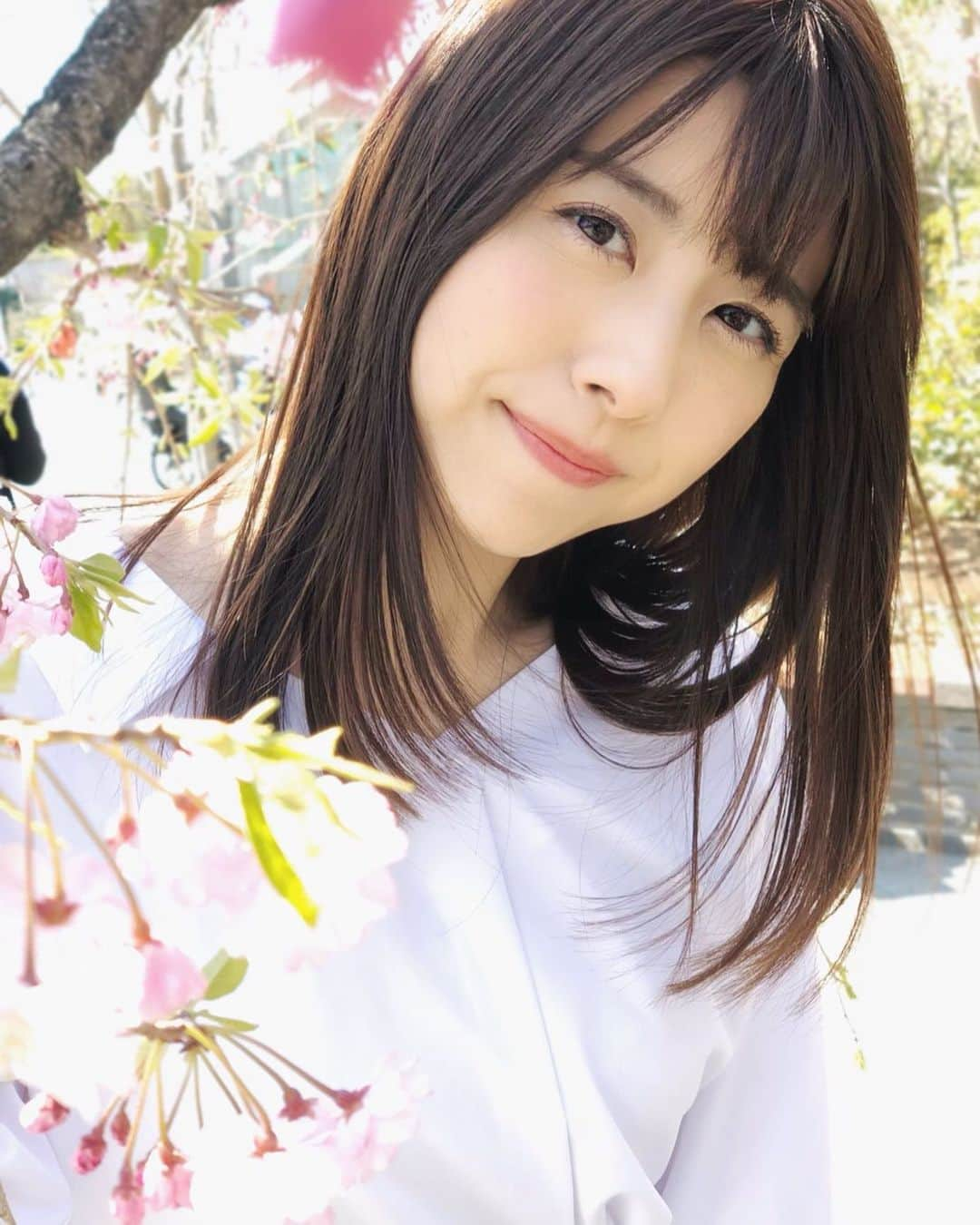 森山るりさんのインスタグラム写真 - (森山るりInstagram)「去年の春の🌸 . 今日はとっても寒かったですね ロケで冷えたのでゆっくりお風呂に浸かります♨︎ . 不安な日々が続いていますが 一刻も早く穏やかな日常となりますように。 . #どアップすみません　 #早く桜が見たいなぁ #早くもセミロングが恋しい」3月8日 21時49分 - ruri_moriyama_official