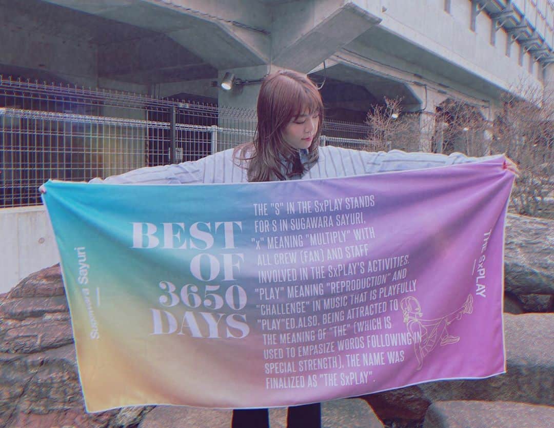 菅原紗由理のインスタグラム：「10周年💐初のベストアルバム “BEST OF 3650 DAYS”の 記念グッズ 〈BIGタオル〉でけた！！(＾o＾) これはCDと共にゲットできる ENS STORE限定グッズセットの一つなんだけど、 初のベストアルバムだし、 CDに加えて なにか特別なものを作りたいなぁと思って、 バスタオルとしてはもちろん、 夏にはプール、ビーチなんかでも使えちゃう 記念BIGタオル作りました！  あと、2枚目の この子も付いてくるよ♡ 菅原組時代から応援してくれている みんなにとっては、とても馴染み深いキャラクター 「うさり」です。 初めてグッズ化しました。  どちらも、たくさん 使って欲しいな。❣️ ((詳しくはプロフィール🔝から飛んでね！)) そして、6/28(日)に決定した 菅原紗由理 & THE SxPLAY ベストアルバム記念ライブ “BEST OF 3650 DAYS”の FC会員限定チケット受付が、本日23:59までです。  去年4月にやったライブでは、 数年間歌ってなかった楽曲を 久しぶりに歌うことができたけれど、 今回は、そのライブではおさまりきらなかった 楽曲たちも含めて、 ベストアルバム記念らしい 素敵な夜を一緒に過ごしたいです。 まだ！ってFC CREWは ぜひ、応募してね＾_＾ https://thesplay.jp/contents/298430 ((詳細はプロフィール🔝から飛んでね🥺🥳))」