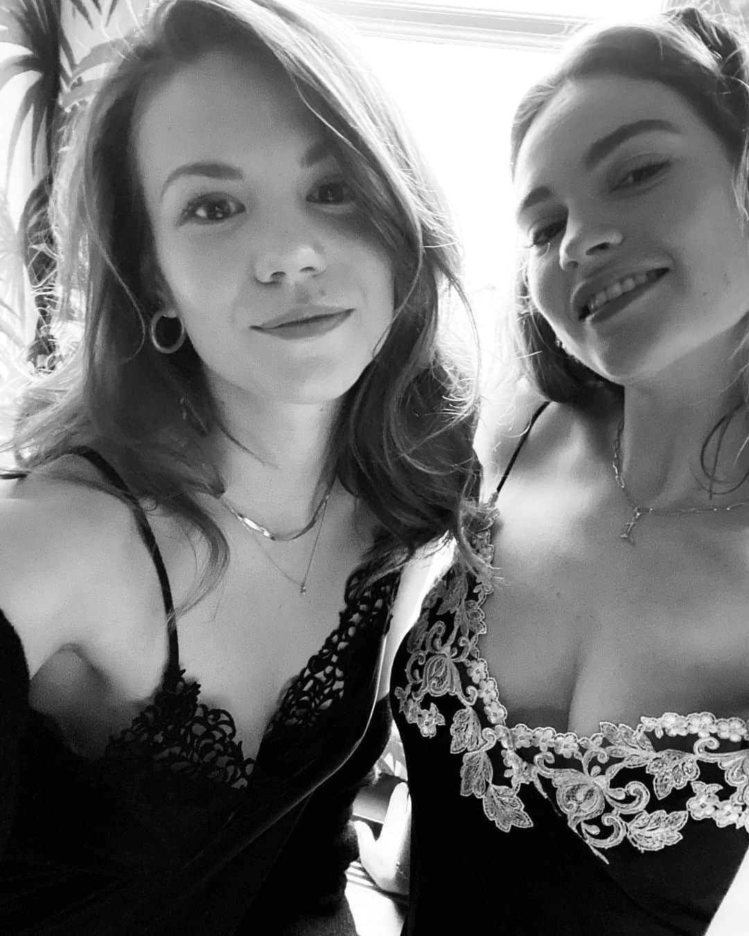 リリー・ジェームズさんのインスタグラム写真 - (リリー・ジェームズInstagram)「Bon weekend! Happy International Women’s day love me and my beautiful sis Inès !! @laperlalingerie #inspiredbylaperla #LaPerlaPartner #laperlaadd🖤 xxx」3月8日 22時04分 - lilyjamesofficial