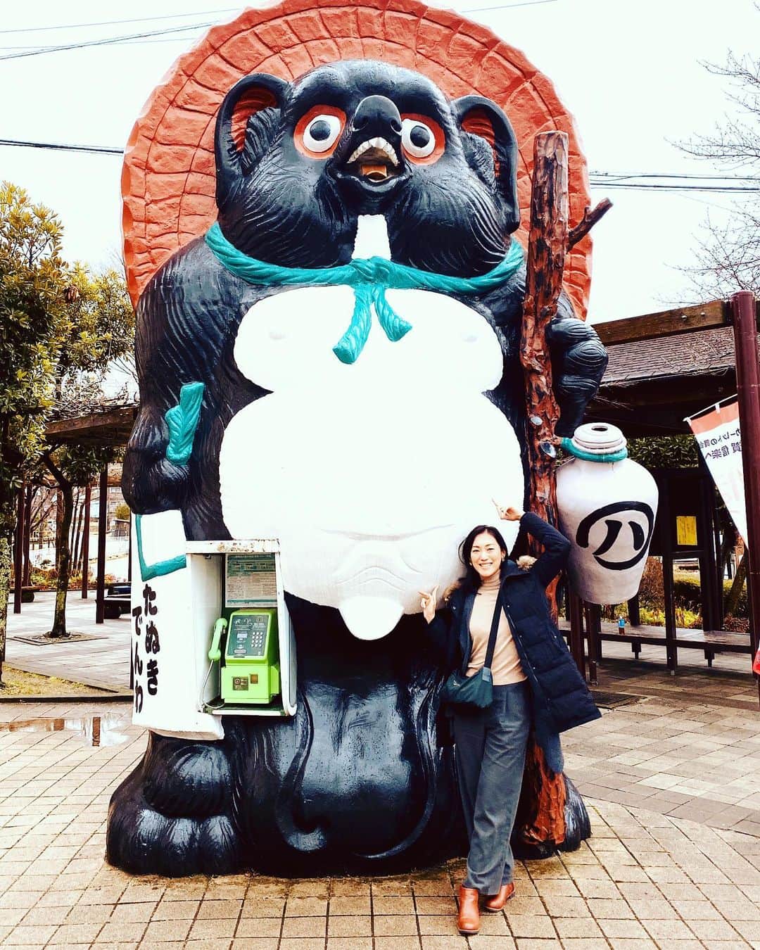 大島央照のインスタグラム：「今日は国際女性デー（International Women’s Day）でしたね✨女子の皆様いかがお過ごしでしたか？  今日は滋賀へ、信楽焼を見にいってきました。いろんな顔をした、たくさん狸の信楽焼があってびっくり！  狸は縁起がいいそうです⭐️ 「他を抜く」「太っ腹（腹鼓）」に通じることから、古くから縁起物とされていて、商売繁盛のために店先に置くのはそのためだそうですよ✨  陶器は好きなので、見ていて心が洗われた一日になりました💛楽しかったです✨  さぁ、また明日からも楽しんで、がんばっていきましょう✨  #internationalwomensday  #国際女性デー #信楽焼　#陶器　#狸　#たぬき  #商売繁盛　#縁起物　#スカーレット　#朝ドラ #久しぶり #お参り　#挨拶　#甲賀市　#滋賀県　#shiga  #靴はお借りしました　#笑　#happy  #smile」