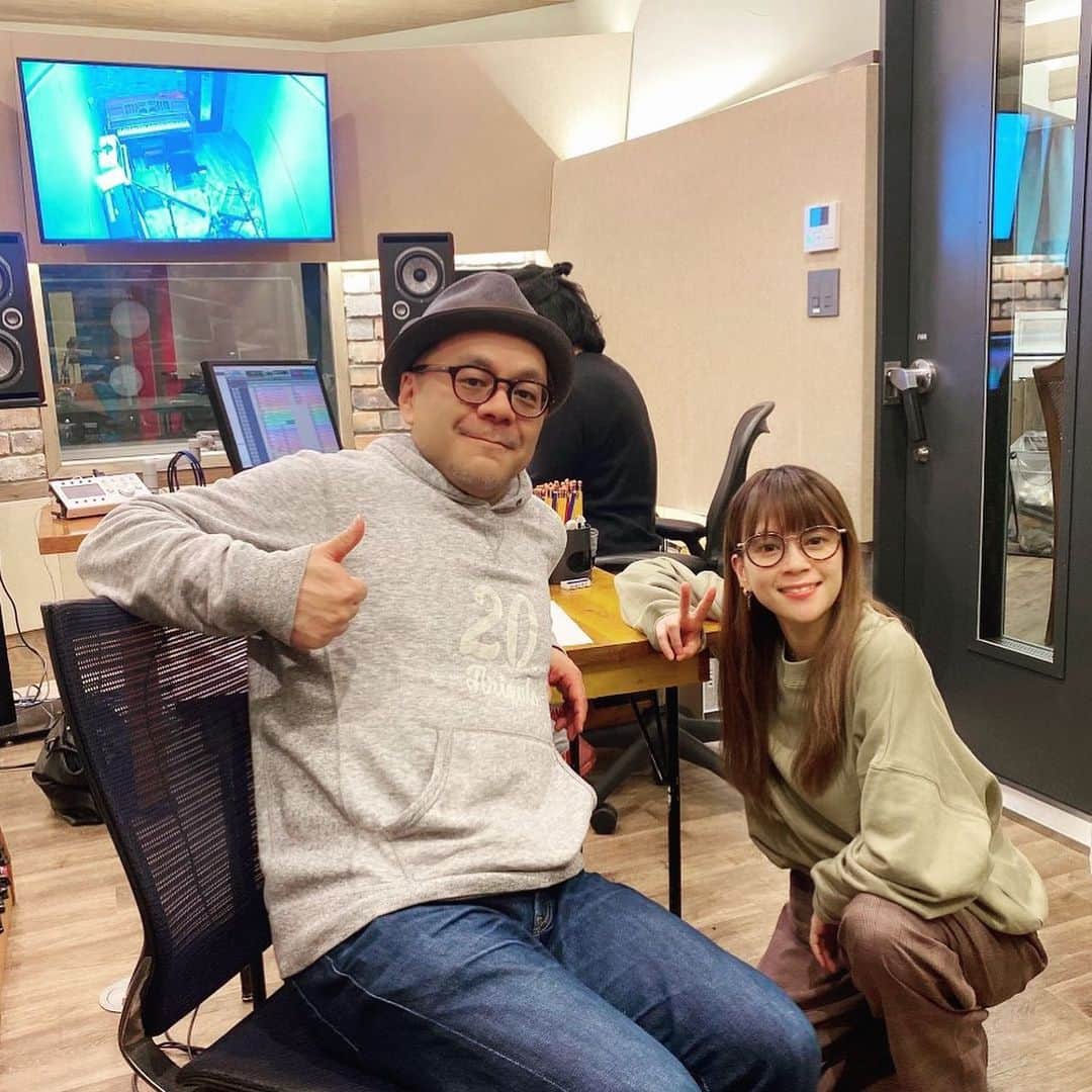 小柳ゆきのインスタグラム：「1曲録りが終わり、少しホッとしました〜 . とっても素敵な曲をプロデュースしてくださった松岡モトキさん✨  そして、エンジニア茨木さん、ディレクター黒須さん、マネージャーの春日さんと🤩 . . 一歩一歩です💪」
