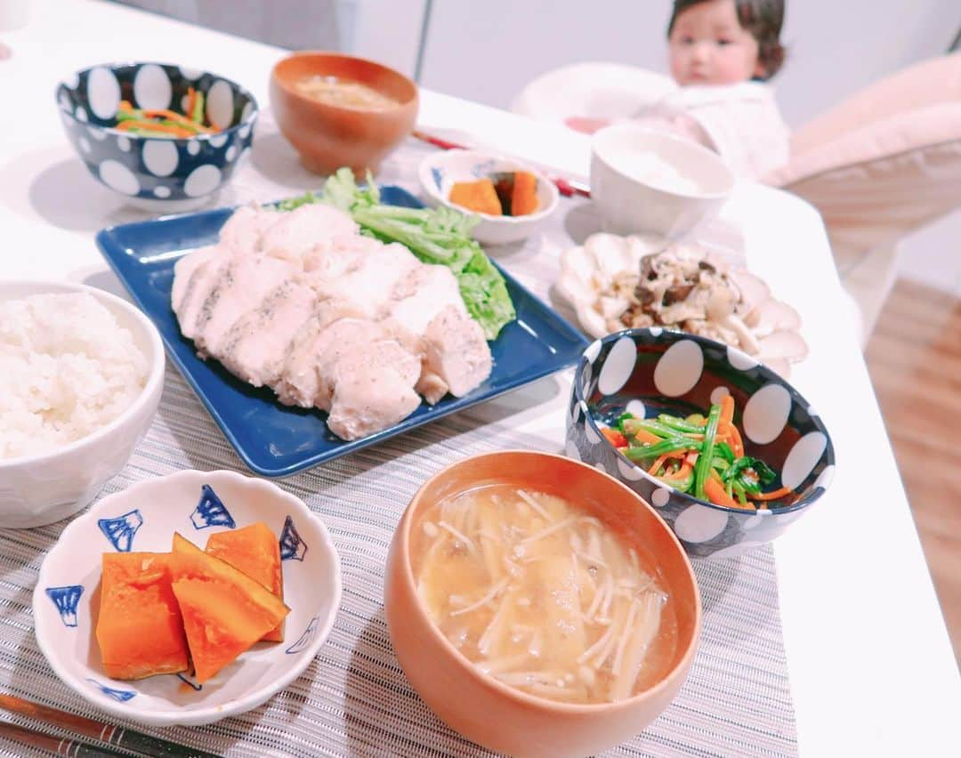 杉岡沙絵子さんのインスタグラム写真 - (杉岡沙絵子Instagram)「今日の夕飯🍴 ・ ✔︎炊飯器で簡単サラダチキン ✔︎ほうれん草とにんじんのナムル ✔︎きのこのぽん酢和え ✔︎かぼちゃの煮物 ✔︎きのこの味噌汁 ・ サラダチキンは鶏胸肉を塩胡椒してジップロックに入れて 熱湯を炊飯ジャーに注いで☝︎の鶏肉を漬けて 保温ボタンを押して2時間放置するだけ✨ しっとりふわふわの おいしいサラダチキンができます(*´꒳`*) ・ そして色の濃い野菜をたっぷり食べて 免疫力もアップ〜〜٩( ᐛ )و ・ ・ #さえこずきっちん#視線を感じる #あなたはもう離乳食食べましたよ #食欲旺盛#さすがフランカーの娘 #怪我人ごはん#リハビリごはん #アスリート飯#アスリートごはん#ラグビーごはん#おうちごはん#ふたりごはん#クッキングラム#献立#ラガーマン旦那#ラガーマンの嫁#rugby#ラグビー#管理栄養士#アスリートフードマイスター#アスリートフードマイスター2級#離乳食幼児食コーディネーター#フリーアナウンサー」3月8日 22時08分 - saeko_sugioka