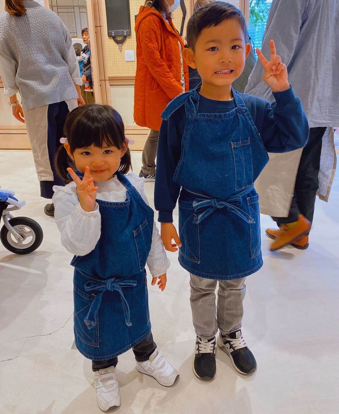 黒宮ニイナのインスタグラム：「大人気の　@tsuchiya_randoseru さんのワークショップへ行ってきました😊✨ ランドセルにも使っている革でメダル製作🏅息子は1人で自分の好きな形の絵を描いてリボンも選んで作りました。 娘も私と一緒にチャレンジしたものの途中で集中力切れて暴れ始めたので、私が仕上げをして無事に完成させました😅  それにしてもこのエプロン姿が可愛いすぎて親バカ爆発😍 いい思い出になったね💕 ランドセルももう1回悩んで決めようかな🌸✨ #土屋鞄ランドセル #土屋鞄ワークショップ #メダル作り#兄妹 #3歳さ差兄妹 #4月から年長さん #5歳3ヶ月 #ランドセル選び」