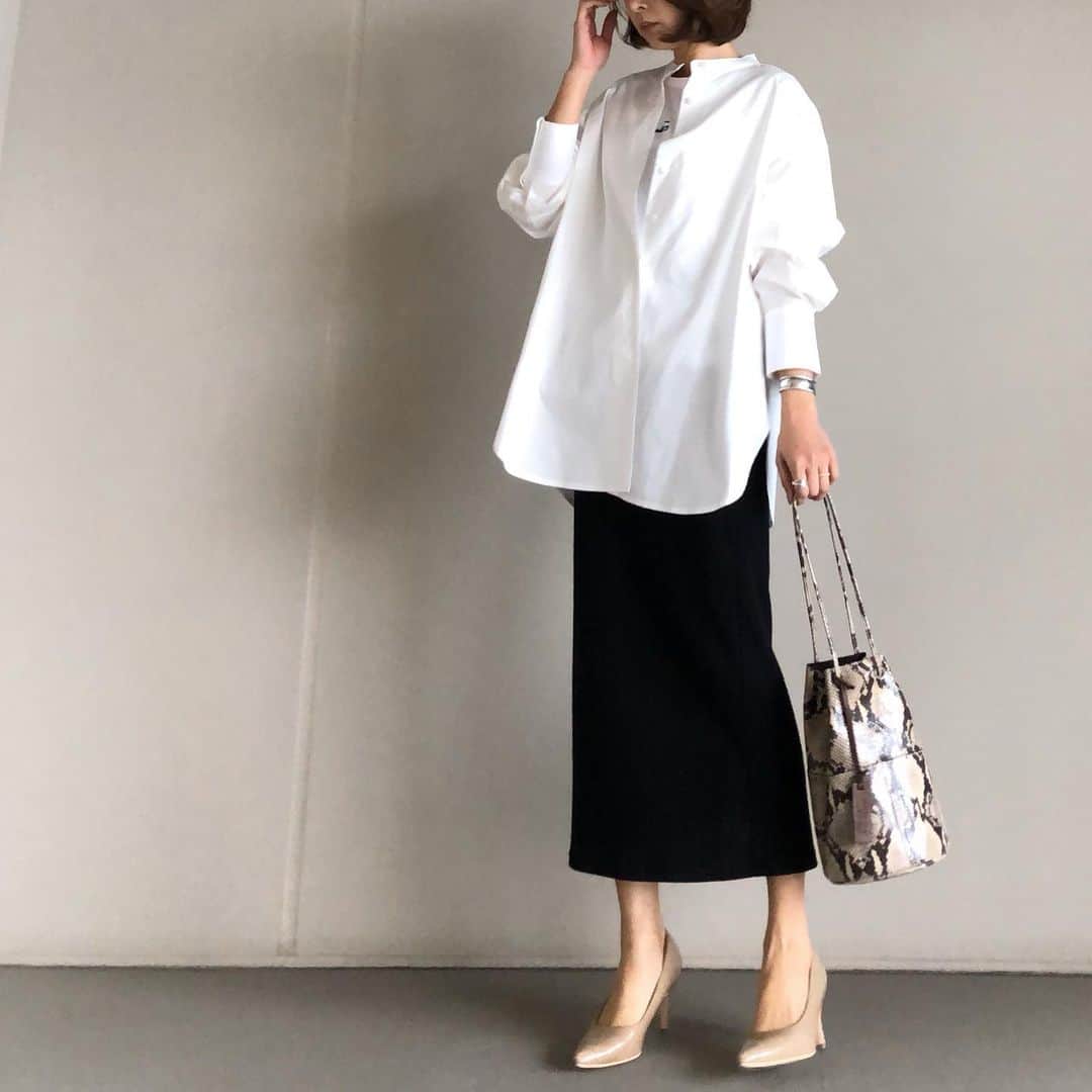 yu-coのインスタグラム：「休日が終わってしまう…☹︎ “パパに頼んで”と振れる人がいなくなる平日 また一週間頑張ろう〜⚍ ・ ・ コーデは久しぶりにシャツ&モノトーンで。 シャツは後ろ姿も可愛いです♡ ・ tops: @urs_official  bottom:  @gu_global @gu_for_all_  bag: @marco.masi.milano  shoes: @amiami_shoes ・ ・ ⑅⃝詳しくはblogでご紹介しています → https://ameblo.jp/mainichi-okaimonobiyori ┈┈┈┈┈┈┈┈┈┈┈┈┈┈┈┈ #昨日のコーデ #ママコーデ #きれいめカジュアル #大人カジュアルコーデ  #gu #urs #guコーデ」