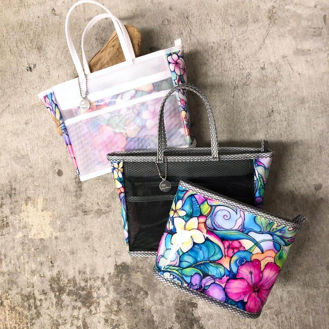 ラレイアのインスタグラム：「🌴 今1番売れてるColleen Wilcoxアートデザインのスパバッグ&ポーチセット😊💞 ・ メッシュ×エコPVCでビーチ、プール、スパ、温泉、旅行など、水濡れOKなのでジムやヨガなどでも使えちゃう！ ・ ・ 今なら #楽天スーパーセール も開催中！ お得なクーポンも使えてポイントも10倍中です✨ 新作たくさん入荷して只今即納対応中なのでぜひ☺️🧡 ・ ・ ---La Leia Precious Life(ラレイア)--- @laleia_official ・ 楽天市場店 https://www.rakuten.co.jp/laleia-p-life/ ・ au wowma店 https://wowma.jp/user/52666346 ・ Yahooショッピング店 https://shopping.geocities.jp/laleia-p-life/ ・ ・ @laleia_official  @colleenwilcoxgallery_jp  #colleenwilcox#art#hawaii#aloha#surf#beach#laleia#ハワイ#フォトジェニック#インスタ映え#インスタ女子#アロハ#ビーチ#海を感じる雑貨#ラレイア#アート#ビーチガール#サーフスタイル#大人カジュアル#ポーチ#コリーンウィルコックス#ギフト#プレゼント#スパバッグ」