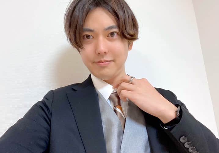 ないとーのインスタグラム：「本日はレイワ荘のオーディションで久しぶりにスーツ！！」