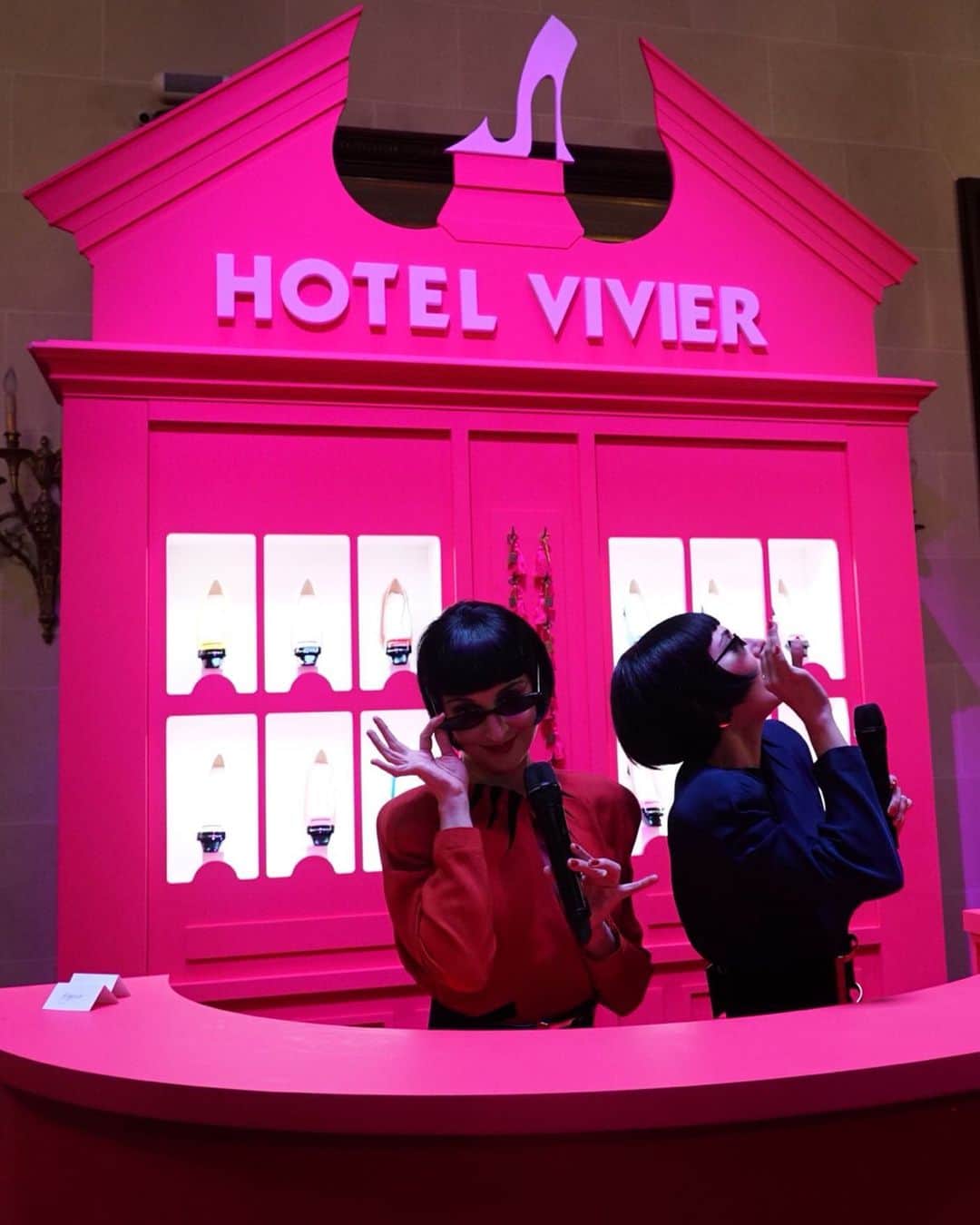 WWDジャパンさんのインスタグラム写真 - (WWDジャパンInstagram)「パリコレ取材：「ロジェ ヴィヴィエ」のゲラルド・フェローニは今季もファンタジーとウィットにあふれるプレゼンテーション、“ホテル ヴィヴィエ”に招待してくれました。﻿ ﻿ ホテルの受付でノリノリで撮影に応じてくれるゲラルド・フェローニ。彼あってのこの世界観だよなあとつくづく思います。今季のテーマは“Sensorama”。5つのセンス（五感）に沿ったテーマの部屋でプレゼンが行われています。﻿ ﻿ 「聴覚の部屋」ではメイドが紙を破いたりプチプチを割ったりと、さまざまな音をマイクの前で出してくれるASMR体験ができます。「あなたは何の音が好き？教えて？」と囁いてきてゾクゾク＆ちょっと怖い（笑）。﻿ ﻿ 「触覚の部屋」は全面ピンクのファーで覆われてます！メイドも、もふもふベッドに寝転がって煙草をふかしたり本を読んだりとリラックスモード。そうしたくなる気持ち、分かります🥺‬﻿ ﻿ 「嗅覚の部屋」では、香水のようにシューズにガラスドームを被せてプレゼンしています。役者が靴の匂いを嗅いでニコリ。「ロジェ ヴィヴィエ」のシューズだから素敵な香りがするに違いありません（笑）。﻿ ﻿ 「視覚の部屋」は、真っ暗な空間にネオンカラーのシューズが映えます✨ プレゼンではシューズ、まつげ、リップを光らせながら蛍光塗料で服に模様を描いていました。﻿ ﻿ 「味覚の部屋」には、巨大なケーキがドーン！その周りを新作バッグが囲います。ケーキの上に乗った女性役者の歌がやたら上手くって惚れ惚れ。聴覚も刺激されました（笑）。﻿ ﻿ 五感の部屋を回って全部かな？と思いきや、ありました。五感を超越する感覚「第六感の部屋」です。中にはゴースト2匹（？）と水晶、そして妖しげな占い師というスピリチュアルな面々。ノリノリで踊っていて親しみやすさは◎﻿ ﻿ ちなみに、「ロジェ ヴィヴィエ」のインスタグラムのアカウントから各部屋のテーマに沿ったフェイスフィルターも試せるようです。﻿ ﻿ 「ロジェ ヴィヴィエ」の新作バッグ&シューズのリポートは  @wwd_jp のプロフィールのリンクから ﻿ ﻿ ﻿ #HotelVivier #GherardoFelloni #Rogervivier #ロジェヴィヴィエ #PFW #PFW2020 #Parisfashionweek #parisfashionweek #fashionweek #fashionmonth #2020aw #20aw #aw2020 #aw20 #2020fw #20fw #fw2020 #fw20」3月8日 22時18分 - wwd_jp