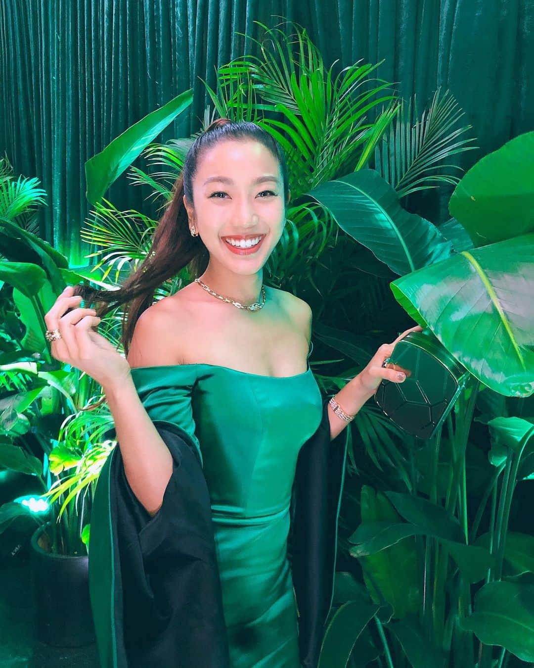 レスレイ・チアンさんのインスタグラム写真 - (レスレイ・チアンInstagram)「To every woman, of every age and every size—You is beautiful, you is smart, and you is fine, girl!! 💚 There’s enough room for all of us to shine and succeed, let’s stick together and continue loving and supporting each other! ✨ Happy International Women’s Day! #internationalwomensday #yasqueen #girlsrock #womensupportingwomen #ladygreen」3月8日 22時28分 - lesleychianglove