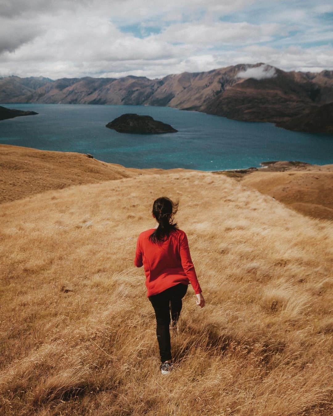 Putri Anindyaのインスタグラム：「Walking down memory lane // reposting one of my favorite picture in one of my favorite place on earth, Wanaka New Zealand. Thanks to the broken tripod that I had that time. This was taken with my old 500D canon with tamron 17-50mm 2.8. But i think the quality was good enough for me to remember this surreal moment of my life. ⁣ ⁣ Have you ever had one of the most unforgettable place or moment that you visited or happened? If yes, where or what is it?」