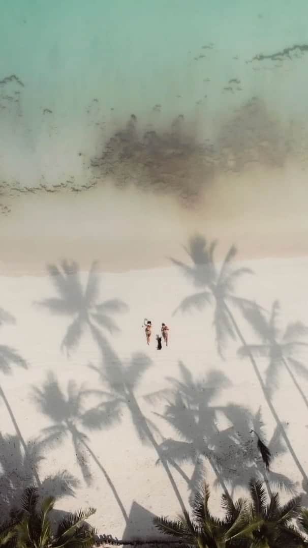 Manamiのインスタグラム：「ㅤ 📹 by @dji_japan @djiglobal  #mavicair #mavicpro ㅤ 3年分のデータをまとめてみました🤍 どれがどこの国か分かるかな〜？😙 🇺🇸アメリカ(LA、アリゾナ、ジョシュアツリー、サルベーションマウンテン、トロナピナクルズ、ベンチュラ、ハワイ) 🇳🇨ニューカレドニア 🇦🇺バイロン(AUS) 🇬🇷ミコノス(ギリシャ) 🇲🇹マルタ 🇲🇽カボサンルーカス(メキシコ) 🇫🇯フィジー 🇲🇻モルディブ 🇯🇵宮古島 ㅤ データが見つからない国もあった🥺 パラオもフィリピンもバリも、 色々入れるの忘れてた...🥺 #manashikavideo」
