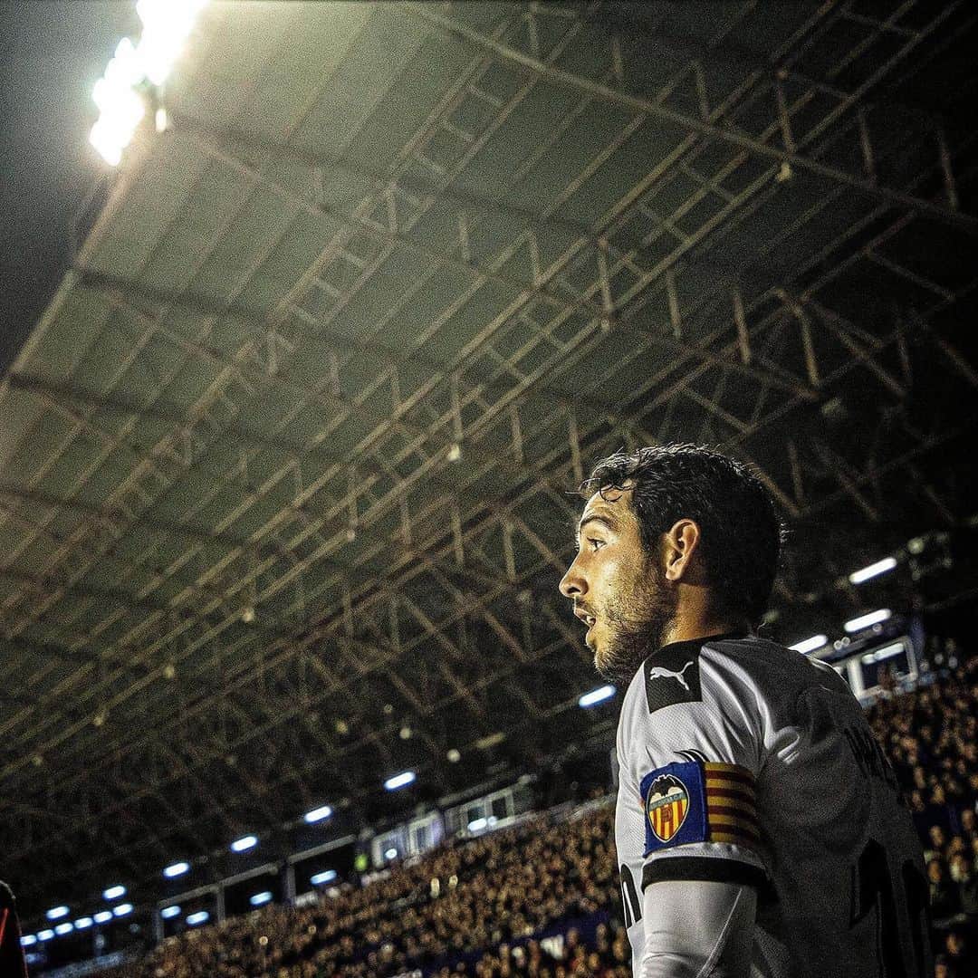 ダニエル・パレホのインスタグラム：「Mi nombre es Dani Parejo. Soy futbolista, juego en el Valencia CF y soy el capitán del equipo. Pero también soy el marido de Isa y el padre de Dani y Diego. Muchos me conocéis en mi faceta de deportista, pero no tantos en la personal. Sin embargo, una y otra no pueden separarse y mucho menos en días tan complicados como los que vivimos ahora con el coronavirus, algo de lo que no puedes proteger a tus seres queridos de otra forma que no sea haciendo caso a los expertos. Soy el primero que está preocupado por esta crisis, el primero que no quiere que haya un solo contagio más y mucho menos una víctima. Ojalá todo fuera un mal sueño. Pero no lo es. Y por eso también soy el primero que se indigna cuando ve que las medidas que se adoptan no tienen coherencia. No entiendo cómo una crisis mundial puede gestionarse en España en función de la comunidad en la que vivas. No soy un experto ni mucho menos, pero por puro sentido común no entiendo cómo puedo pasear por Valencia con miles de personas por la calle celebrando unas Fallas que tanto a mi familia como a mí nos encantan, cómo puedo ir a recoger a un familiar al aeropuerto al que llegan cientos de vuelos procedentes de medio mundo, cómo puedo ver por televisión docenas de acontecimientos deportivos, solidarios o culturales en los que se congregan miles de aficionados… y, sin embargo, nosotros, el Valencia CF, no vamos a poder jugar delante de nuestra gente el partido más importante de la temporada. No tiene sentido. No podemos dejar que los intereses políticos o económicos primen sobre la salud de la población. Si es peligroso el partido contra el Atalanta, mucho más lo son las grandes aglomeraciones que se viven estos días en las calles por diversos motivos. Si es peligroso que la gente se junte en Mestalla, también lo es en el Parque de los Príncipes, en Anfield, en el Red Bull Arena, en el Etihad, en el Camp Nou, en el Allianz de Turín y en el de Múnich. Cada vez que saltamos al césped nos dejamos la piel por el escudo y ahora no nos vamos a quedar de brazos cruzados mientras otros lo pisotean.」