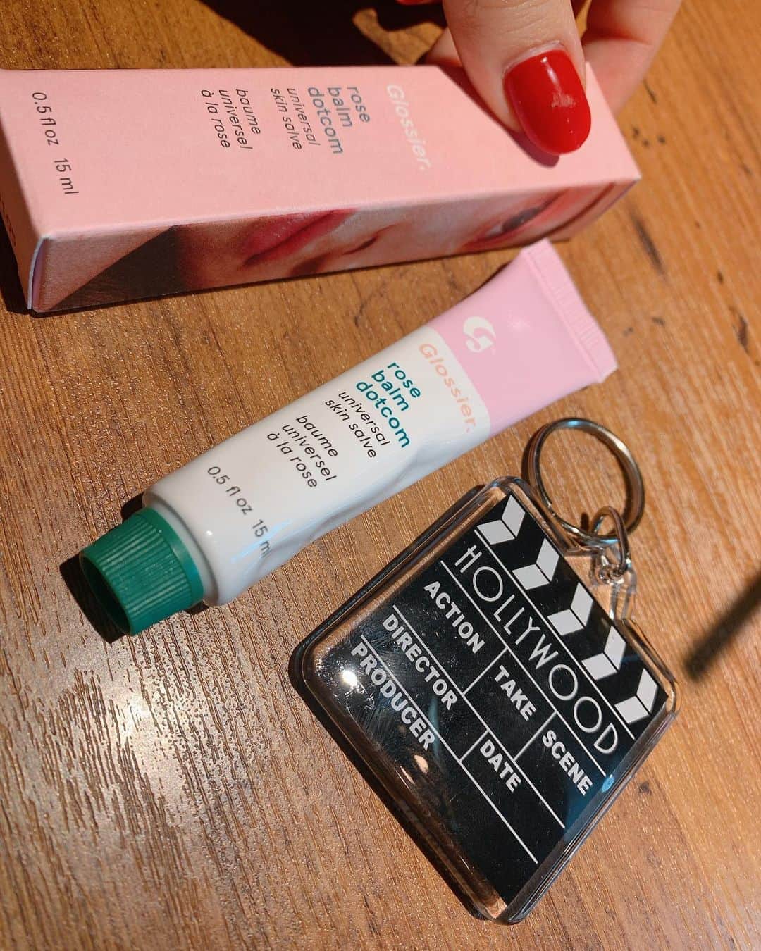 Naomiのインスタグラム：「すーべにあ☺️🧃 thx @kaori_1112  #LA#Hollywood#🇺🇸 #lipbalm#glossier#souvenirs」