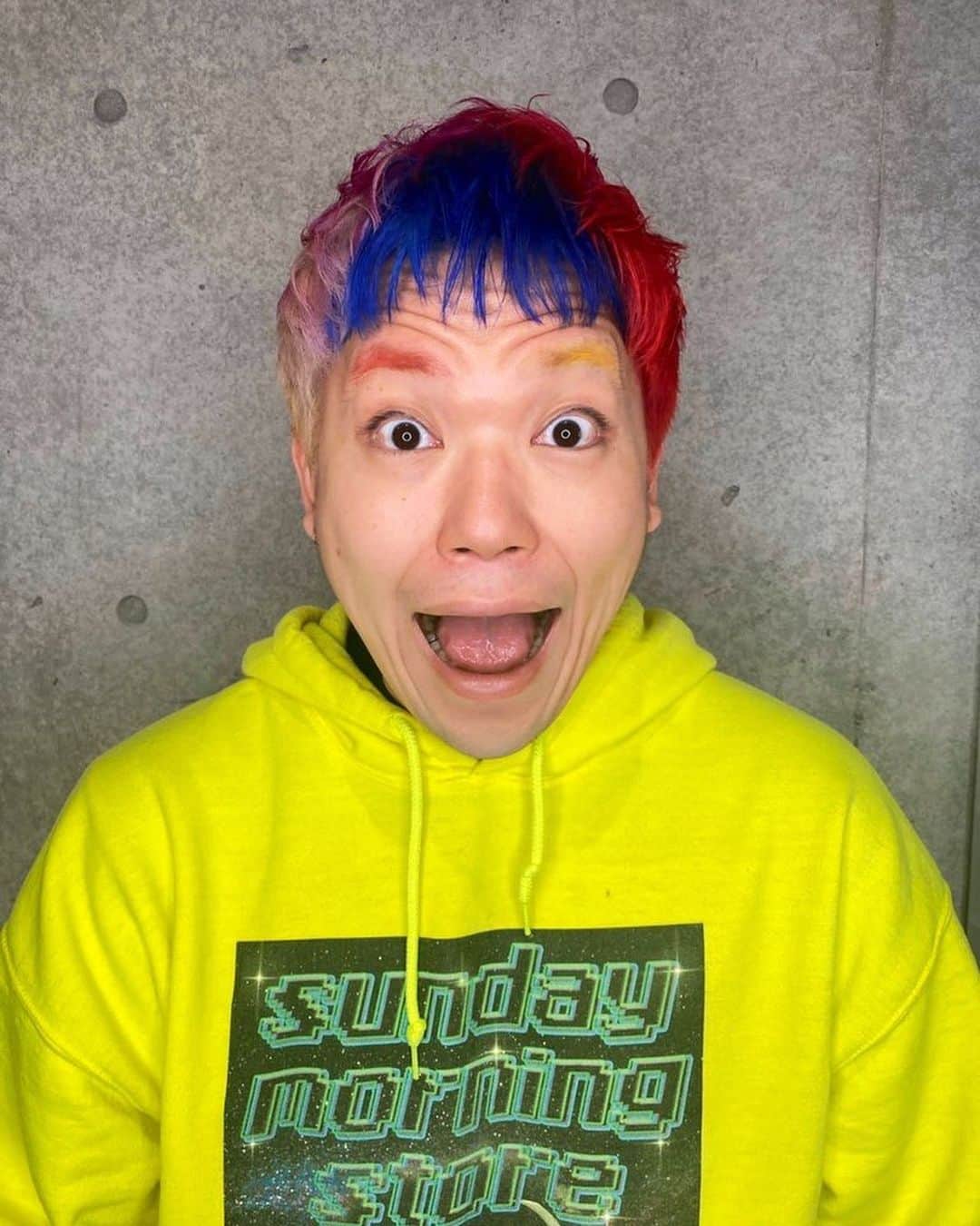 相馬トランジスタのインスタグラム：「志茂田景樹リスペクトヘアーしました。緑色がないと落ち着かない…無茶振りに答えてくれた彩さんに感謝🙇‍♂️ #売れないバンドマン感」