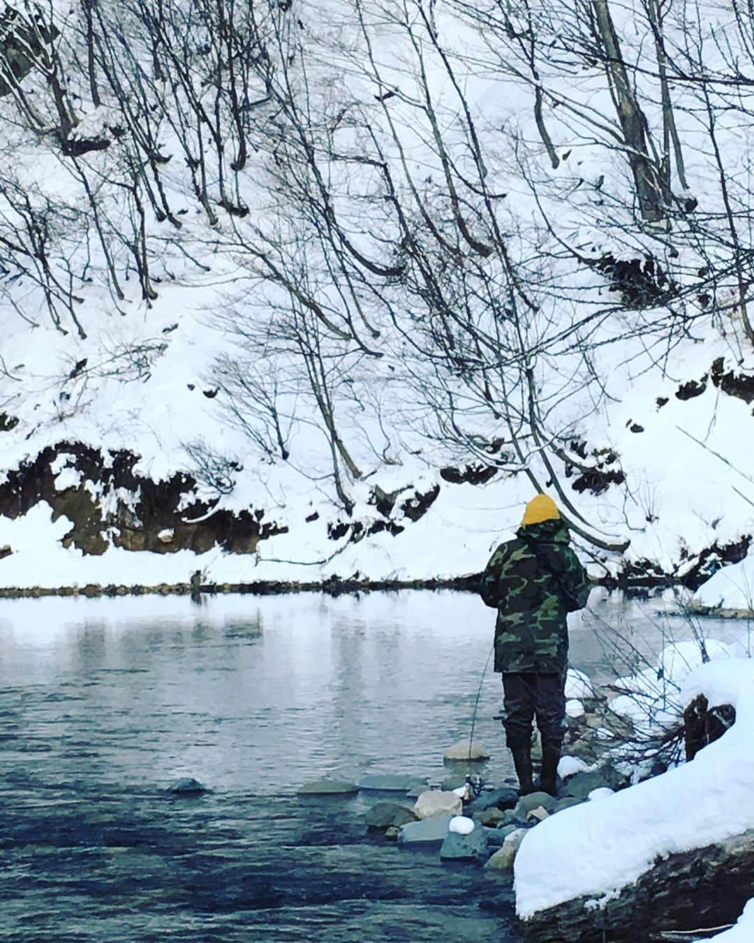 長島涼平さんのインスタグラム写真 - (長島涼平Instagram)「今年も渓流解禁。  花粉の届かない場所へ逃げまくった結果、豪雪地帯に辿り着き、魚は全くおらず。  しかし、午後から別の川へ入り、今年の解禁日もなんとか無事に美しい渓魚に会うことができました。  #渓流 #渓流解禁 #渓流ルアー #トラウト #ヤマメ #釣りキチ涼平」3月8日 22時49分 - ryoheeey