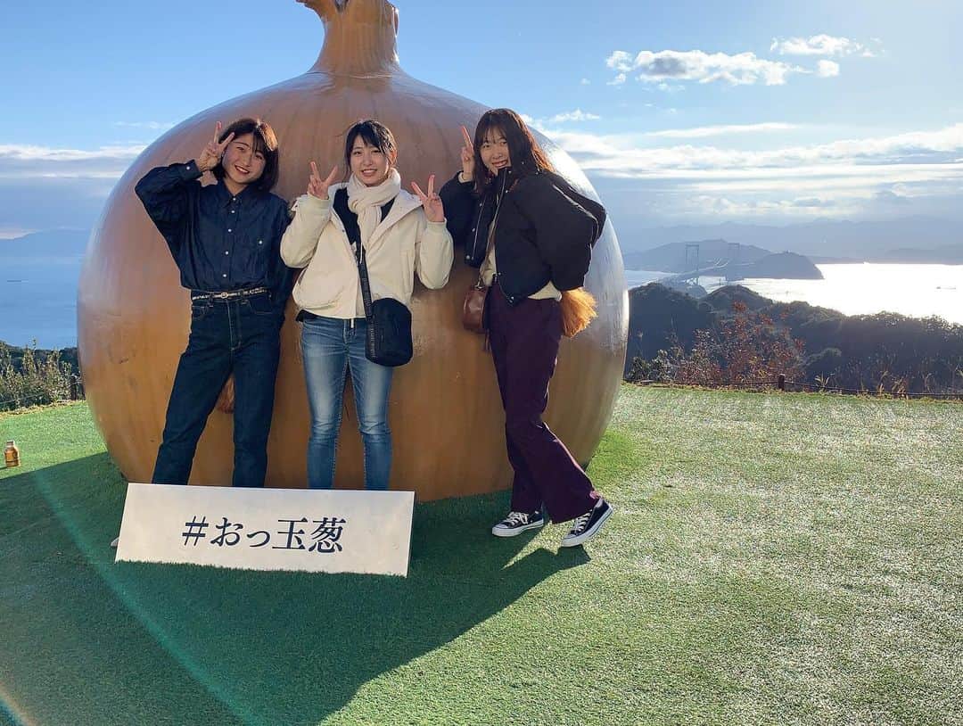 のインスタグラム：「・ 弾丸淡路島旅〜🚗 運転お疲れ様でした〜！爆睡かましててごめん😅  めっちゃリフレッシュできた◎満喫✌︎充実✌︎ 私たち晴れ女👯‍♀️⭐️ #淡路島  #おっ玉葱  #幸せのパンケーキ淡路島リゾート  #ニジゲンノモリ」