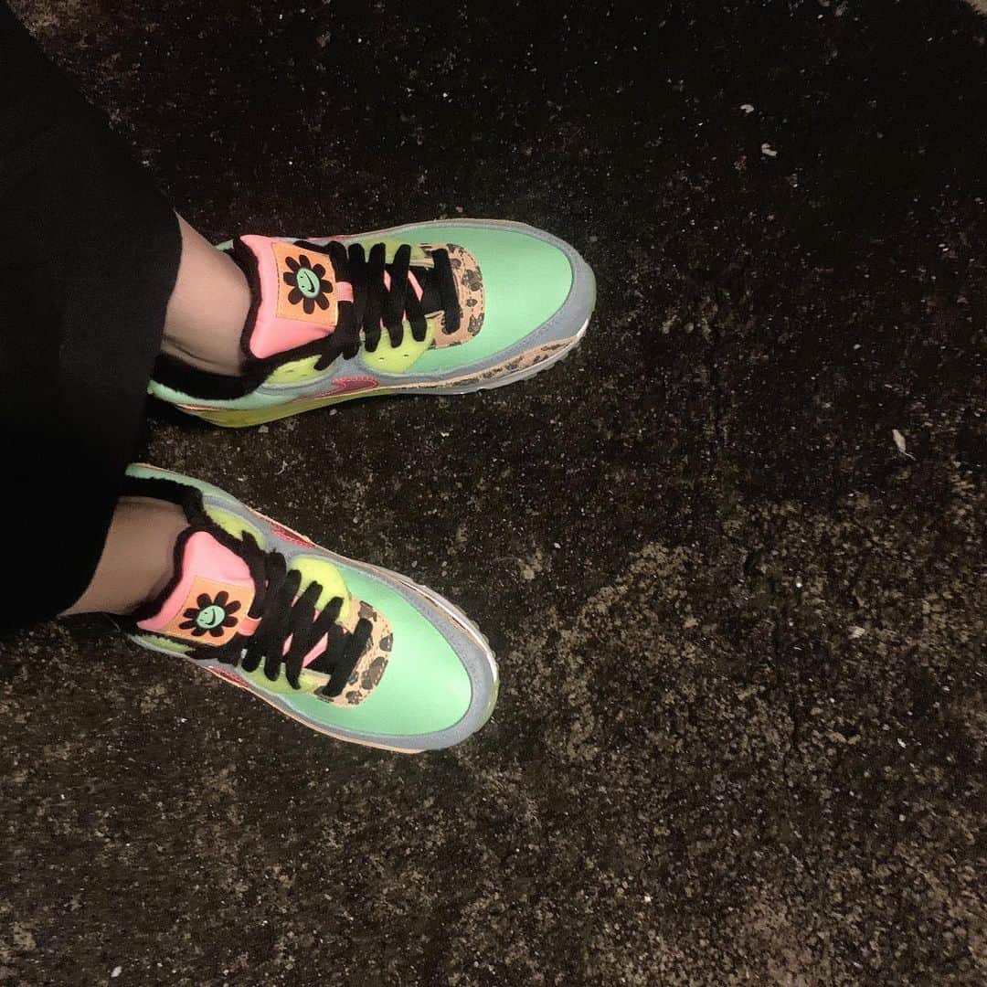 小川暖奈のインスタグラム：「お🆕スニーカー👟 色んな素材組み合わさってて凄く可愛いんです。。🌼✔︎ ネオンに黒がいいよねぇ〜〜！！！！✔︎ . . #NIKE #AIRMAX90LX #atmos#atmospink #スニ女子会」