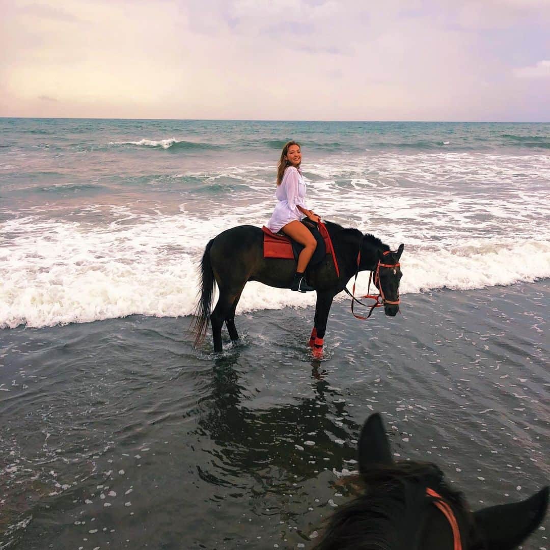 ERIKAさんのインスタグラム写真 - (ERIKAInstagram)「#horseriding ❤︎ #bagus 🌅 #bali 🏝」3月8日 23時04分 - erika_supermom