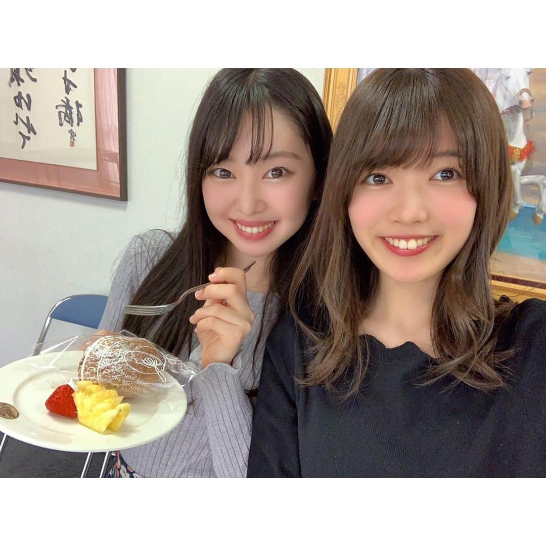 越智萌日さんのインスタグラム写真 - (越智萌日Instagram)「福娘慰労会🎋 . 久々にみんなに会えて嬉しかった💕 今日来れなかった人もまた次の機会に会いたい🥺🍀 . 最後に、お写真やアルバム、DVDなど、頂いた物を並べてみました✨ どなたから頂いたか分からない物もたくさんあって、お礼を言うことができていないので、この場を借りて本当にありがとうございました😊🎀 . #いやさか . . . #福娘　#今宮戎神社　#今宮戎福娘　#福娘代表　#福娘慰労会」3月8日 22時56分 - moeka19990201