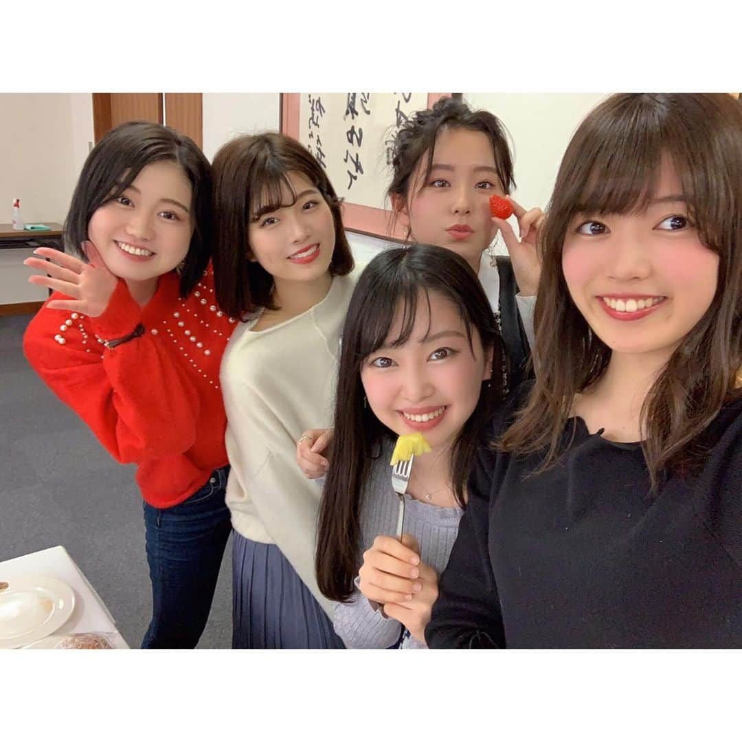 越智萌日さんのインスタグラム写真 - (越智萌日Instagram)「福娘慰労会🎋 . 久々にみんなに会えて嬉しかった💕 今日来れなかった人もまた次の機会に会いたい🥺🍀 . 最後に、お写真やアルバム、DVDなど、頂いた物を並べてみました✨ どなたから頂いたか分からない物もたくさんあって、お礼を言うことができていないので、この場を借りて本当にありがとうございました😊🎀 . #いやさか . . . #福娘　#今宮戎神社　#今宮戎福娘　#福娘代表　#福娘慰労会」3月8日 22時56分 - moeka19990201