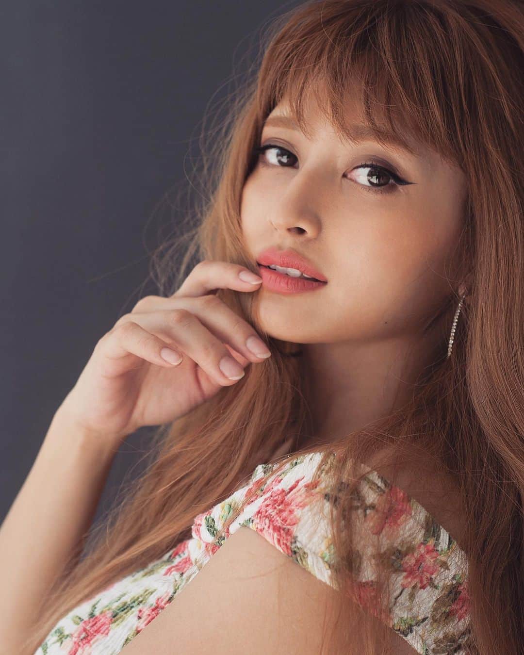 のインスタグラム：「Don't be too hard on yourself. You're doing your best, and everything is going to work out exactly what it's supposed to. Believe in yourself :) Happy International Women's Day❤️✨ #internationalwomansday #proud #grateful #dreambig #believe #strong #youcandothis #japan #philippines #japinay #half #halfmodel #photoshoot #fashionphotography #manila #bgc #フィリピン #日本 #ハーフ #ハーフモデル #モデル #今日は #国際女性デー #みんな #コロナ とか #大丈夫ですか #マスク売り切れ #自分の #免疫力 #上げるしかない」