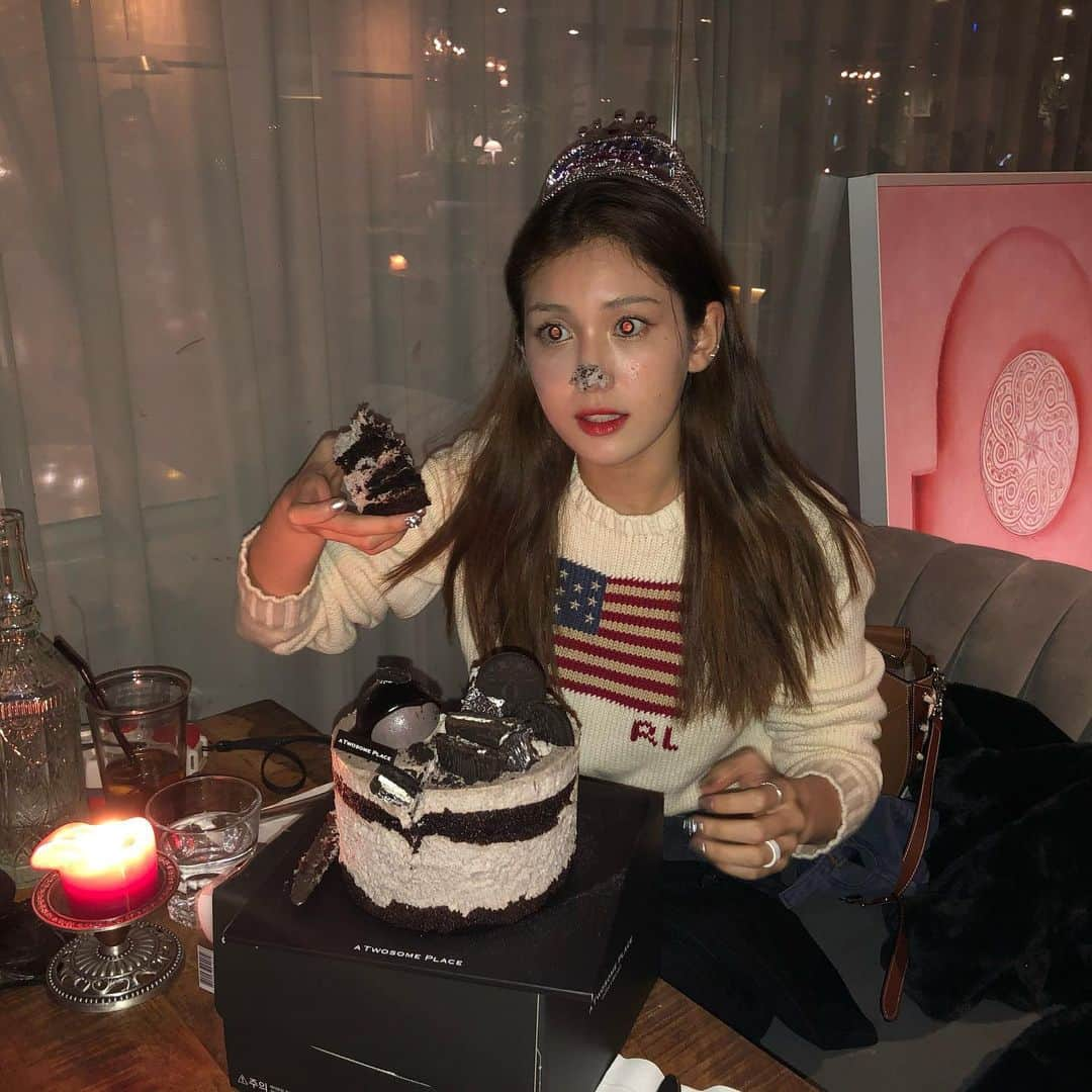 ソミさんのインスタグラム写真 - (ソミInstagram)「조큼미리생일🎂 케익 맛이 괜찮나... 내가 먼저 좀 먹어볼께. 이아앙 좋아🥳🥳」3月8日 23時08分 - somsomi0309