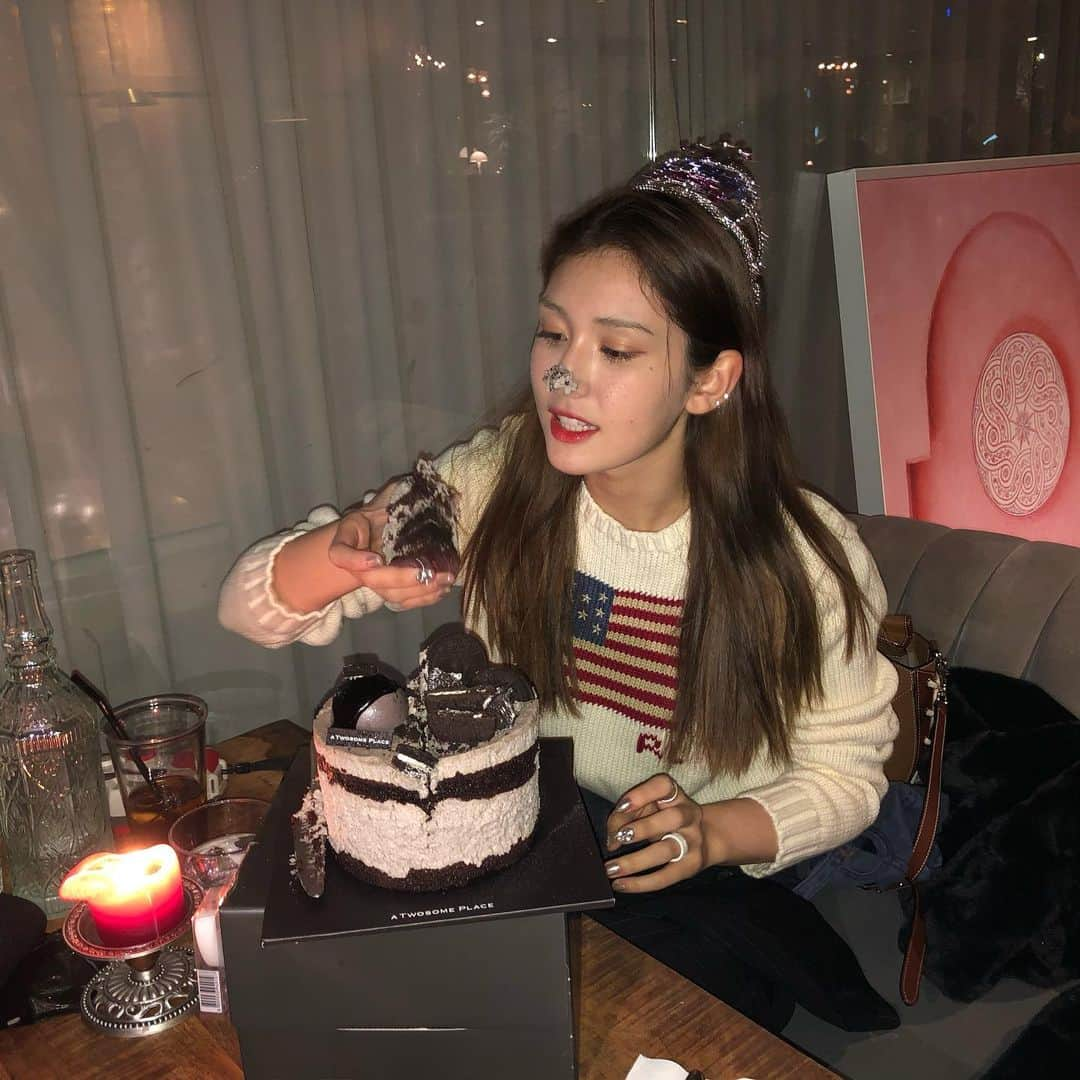 ソミさんのインスタグラム写真 - (ソミInstagram)「조큼미리생일🎂 케익 맛이 괜찮나... 내가 먼저 좀 먹어볼께. 이아앙 좋아🥳🥳」3月8日 23時08分 - somsomi0309