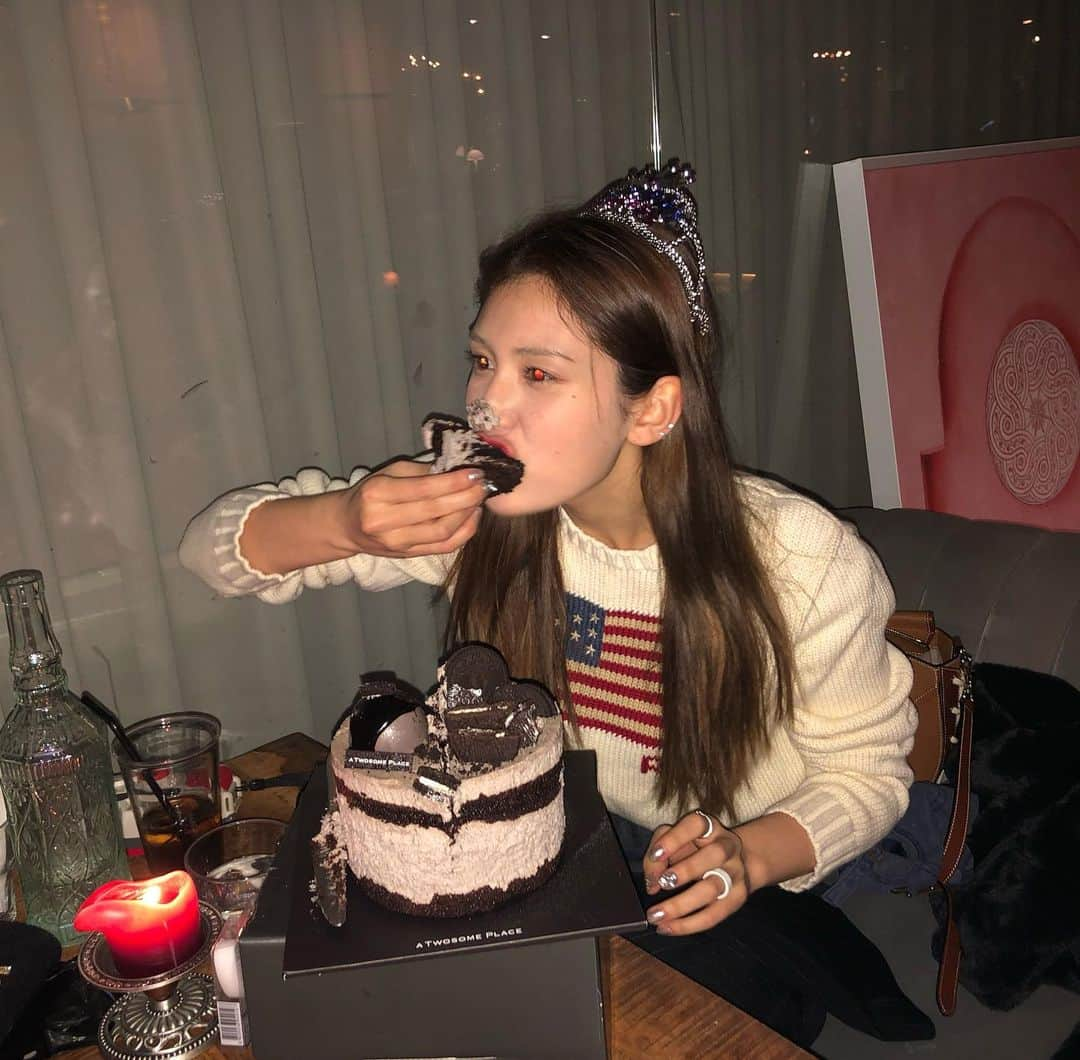 ソミさんのインスタグラム写真 - (ソミInstagram)「조큼미리생일🎂 케익 맛이 괜찮나... 내가 먼저 좀 먹어볼께. 이아앙 좋아🥳🥳」3月8日 23時08分 - somsomi0309