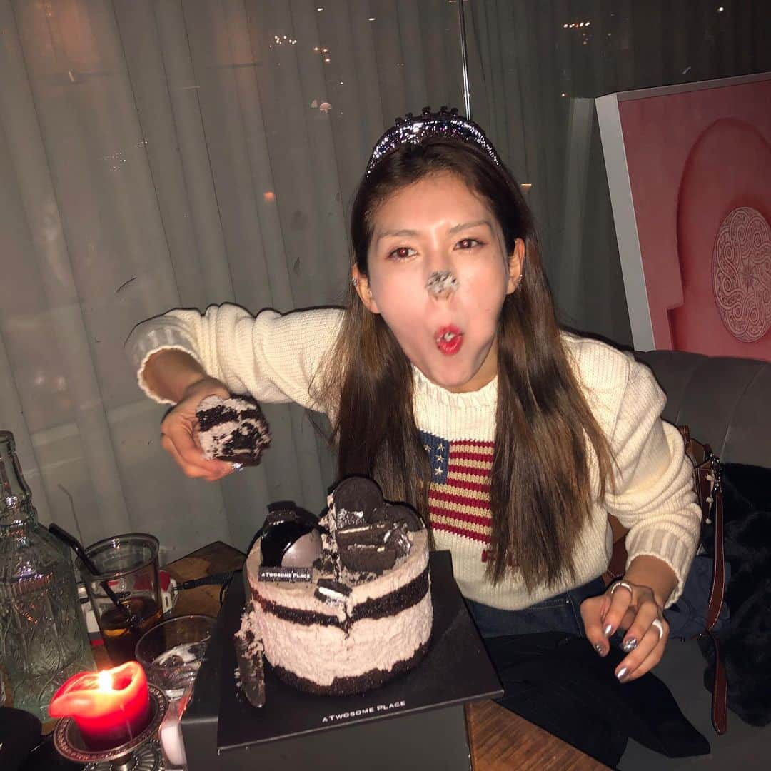 ソミさんのインスタグラム写真 - (ソミInstagram)「조큼미리생일🎂 케익 맛이 괜찮나... 내가 먼저 좀 먹어볼께. 이아앙 좋아🥳🥳」3月8日 23時08分 - somsomi0309