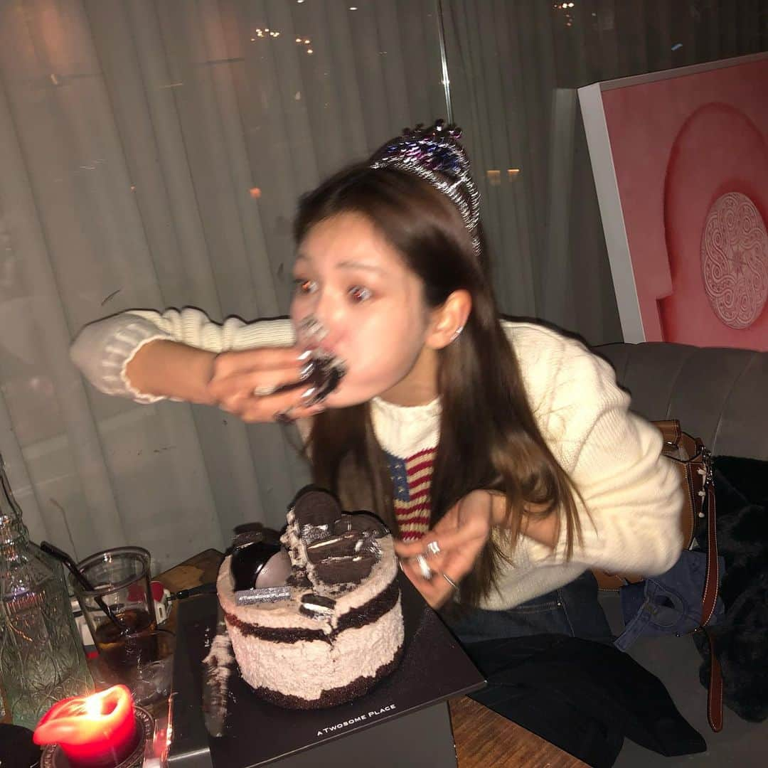 ソミさんのインスタグラム写真 - (ソミInstagram)「조큼미리생일🎂 케익 맛이 괜찮나... 내가 먼저 좀 먹어볼께. 이아앙 좋아🥳🥳」3月8日 23時08分 - somsomi0309