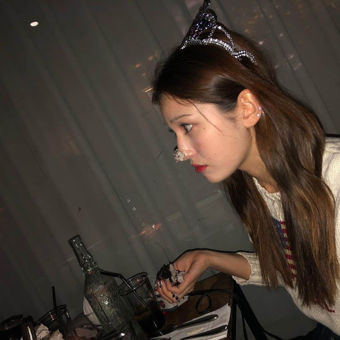 ソミさんのインスタグラム写真 - (ソミInstagram)「조큼미리생일🎂 케익 맛이 괜찮나... 내가 먼저 좀 먹어볼께. 이아앙 좋아🥳🥳」3月8日 23時08分 - somsomi0309