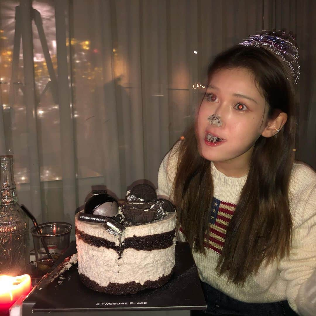 ソミさんのインスタグラム写真 - (ソミInstagram)「조큼미리생일🎂 케익 맛이 괜찮나... 내가 먼저 좀 먹어볼께. 이아앙 좋아🥳🥳」3月8日 23時08分 - somsomi0309