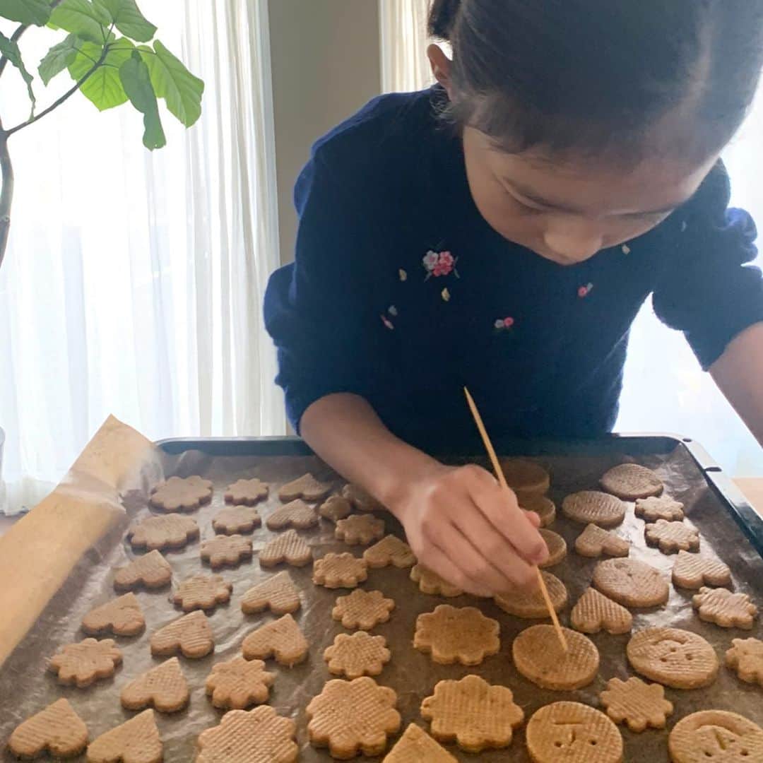 AYUMIさんのインスタグラム写真 - (AYUMIInstagram)「きな粉のクッキー 豆乳と黒糖、菜種油で作った サクサクのクッキーは あとをひく美味しさ☺️ 子どもたちのなが〜いお休みで ご飯もおやつも、たくさん あるにこしたことなし！ このお休みの間に息子も娘も 一つでも自分で作れる食べ物 が増えるといいな . 娘にとっては遊びの延長かな（笑 . ESSE online 〝あゆんこの巣“で きな粉クッキーのレシピアップ しています😊 . . #AYUMIご飯 #娘と手作り #きな粉クッキー #ビーガン #菜種油 #豆乳 #きな粉」3月8日 23時16分 - ayumiayunco