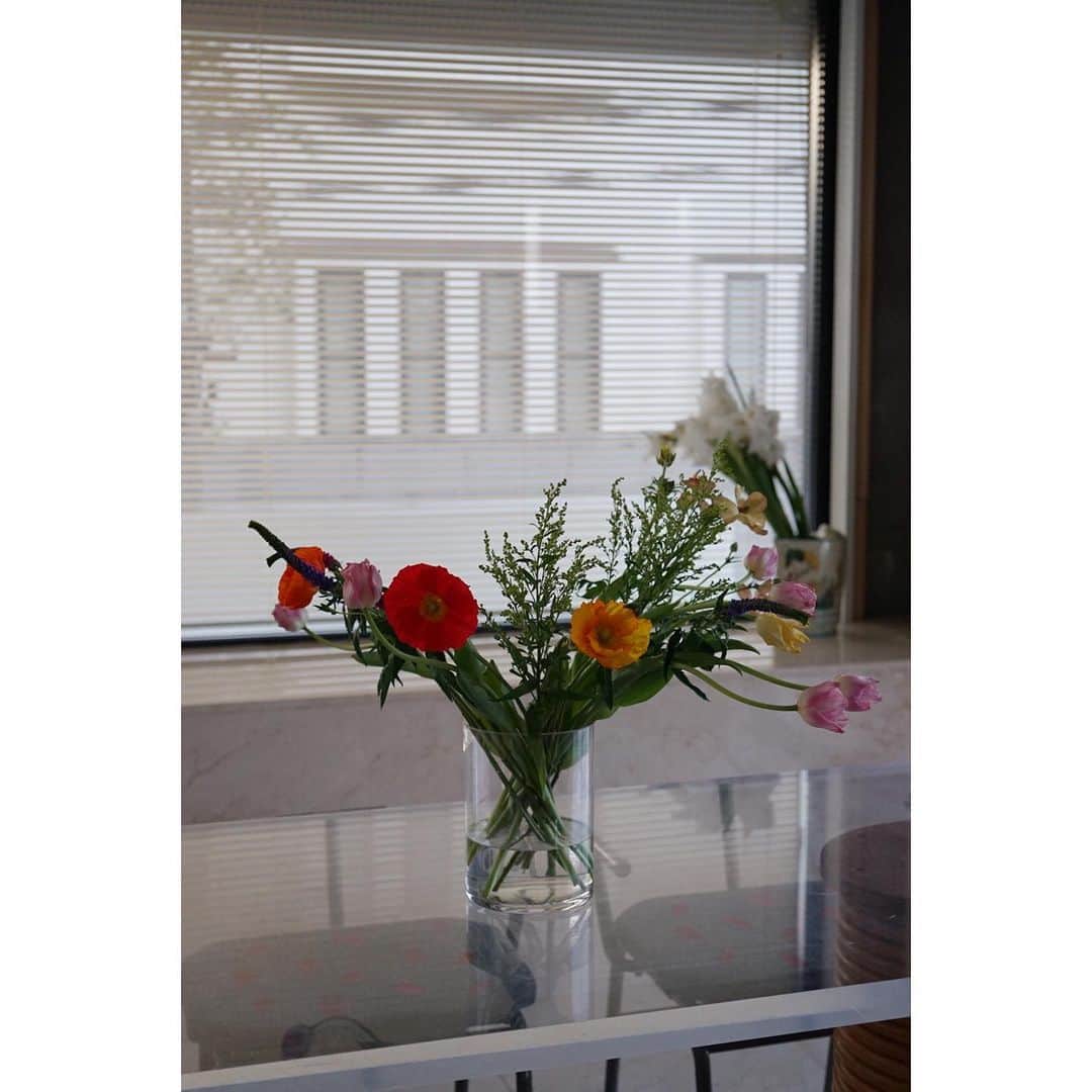 eriさんのインスタグラム写真 - (eriInstagram)「ちぴが会社に来てくれて幾つかの花を束ねて持ってきてくれた。これは一時的に花瓶にトサ、といれてあるだけだけど、それだけでも部屋が明るくなる。」3月8日 23時17分 - e_r_i_e_r_i