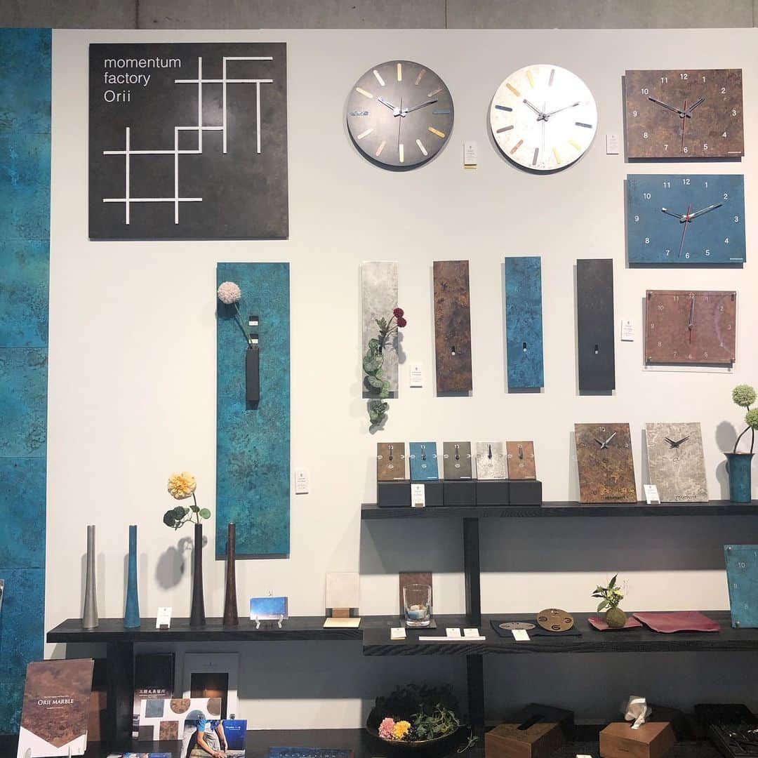遠近由美子さんのインスタグラム写真 - (遠近由美子Instagram)「銅板に着色をする伝統工芸、 銅板職人の折井さんが作り出す Orii blue の世界✨ .  一点、一点、すべての作品が世界にひとつだけの色合い、風合い。深みがあって… とても綺麗。 . 自宅のリビングにこのOrii blue を取り入れたくて… 作品をお願いすることにしました☺️✨ . . どんな風に取り入れようかと。。今、相談中。 . . この、創るわくわく久しぶりだな☺️ . . 出産と共に引っ越しで、部屋を整える余裕なくここまできちゃったけど、少しだけ時間と心にゆとりができてきたの、かも。 . 気づけば2年経っていたけど。笑 . . #伝統工芸 #銅板職人#折井宏司  @momentum_factory_orii  #個展　#3月19日まで #copper #coppercraft #japanesetraditionalculture」3月8日 23時25分 - yumiko_tochika