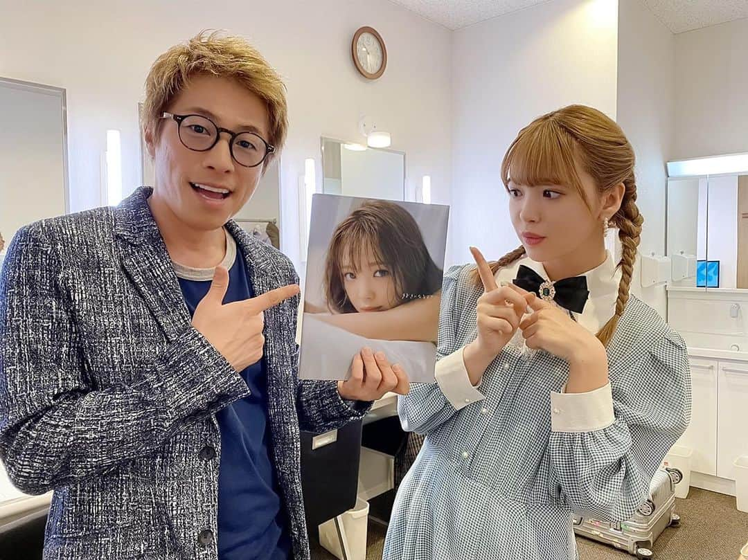 藤田ニコル１st写真集【公式】のインスタグラム：「なんと淳さん✨ #フラゲ して買ってくれてました！ 嬉しい🥰  #藤田ニコル１st写真集  #藤田ニコル #にこるん #ニコスキ #田村淳 さん」