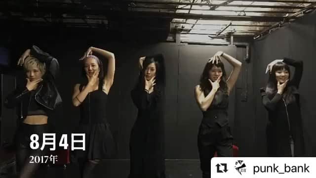 真崎ゆかのインスタグラム：「懐かしい。 PUNKBANKのLady Stardust。 この作品もメチャ好きだったなぁ。 早着替え大変だったとか、シジュウカラという小鳥ちゃんが迷い込んできて「女は四十から！」ってみんなで言ってたのとか、選曲がよかったのとか、振付が素敵だったことか、突き刺さる言葉とか、ビンタ毎日くらっててしばらく顎が痛かったこととか、レーザービームがカッコよかったのとか… すごいカッコよくて面白くて、とっても思い出深い作品です☺️ ・ #Repost @punk_bank with @make_repost ・・・ 2017年8月上演「Lady Stardust 」の稽古風景 秋草のiPhoneが勝手に作ってくれてました。鳥の話だったのですが、ある日稽古場に小鳥が迷い込んできたりして。懐かしい、、 現メンバーの5人が唯一揃っていた公演でもある。 #punkbank #theatre #演劇 #稽古 #ladystardust」