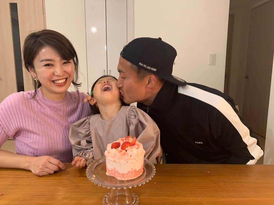 都倉賢のインスタグラム：「国際女性デー（International Women’s Day）  娘が大人になった時はどんな時代になってるんだろうなぁ〜  とにかく、家事に育児にいつも有難う😘」