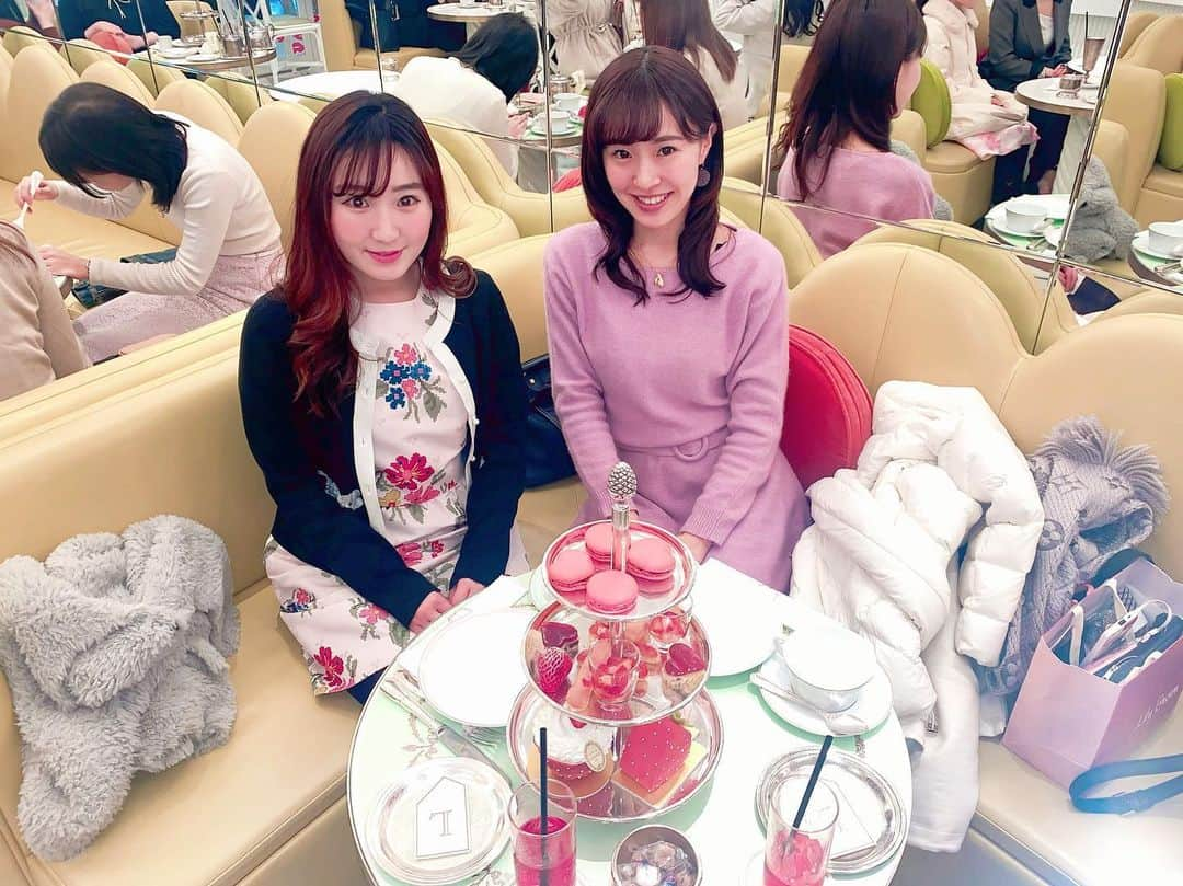 肥田佳菜子のインスタグラム：「みゆちゃんとラデュレのアフタヌーンティー🍓💕 #ラデュレ #laduree #ラデュレ青山店 #ラデュレアフタヌーンティー #アフタヌーンティー #afternoontea #いちごアフタヌーンティー #ストロベリーアフタヌーンティー #マカロン #クープあまおう #フレーズラデュレ #strawberry」