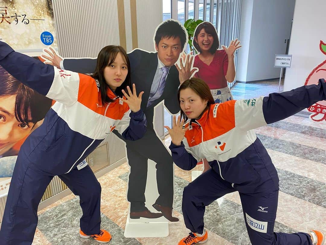 尾島早都樹のインスタグラム：「アランマーレのみなさまが シーズン終了報告のためチューリップテレビに☺️🧡 . #安田絢恵 選手 #7mスロー阻止率　１位 . #飯塚美沙希 選手 #最優秀新人賞 おめでとうございます🏅⭐️ . コロナの影響で最終２試合は 中止になってしまいましたが、 今季はリーグ参入以来 過去最高成績の６位！ 上位陣相手にも粘り強く戦う姿が 印象的でした！ . ブルズ戦の中継のため 何度も取材させていただき、 今季は特にお世話になりました😭❣️ たくさんインタビューしたのに 中継でお伝えできてないことがたくさんあるので、 来シーズンをお楽しみに⭐️🤾‍♀️！！ . . 安田選手も飯塚選手も 毛田アナポーズ 気に入ってくれたみたいです😂❣️ . #アランマーレ富山 #日本ハンドボールリーグ #神様仏様安田様 #毛田パン友情出演 #チューリップテレビ #アナウンサー #N6スポーツ」