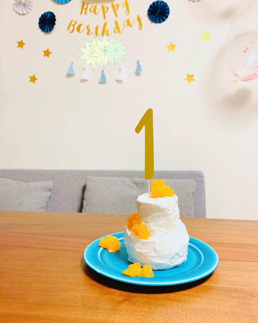 のインスタグラム：「Birthday cake for my son🎂🍊 ・ クリスマスに次いで水切りヨーグルトを使ったケーキを作りました。 今回のフルーツはしらぬい。 土台の食パンは厚切りのものを重ねて高さを出してみました🍞 ・ あっという間にぐしゃぐしゃにされちゃったけど　嬉しそうに食べていたのでママも満足😂🥰 ・ ・ ・ ・ #birthdaycake #firstbirthday #happybirthday #firstbirthdaycake #手作りケーキ #食パンケーキ #水切りヨーグルト #水切りヨーグルトケーキ #赤ちゃんケーキ #赤ちゃん用ケーキ #ファーストバースデー #誕生日ケーキ #不知火 #1歳誕生日ケーキ」