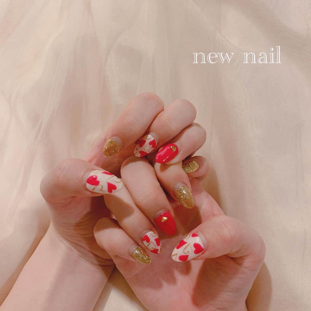 平田詩奈のインスタグラム：「﻿ new nail💅🏼♡﻿ ﻿  今回はハートたくさんの﻿ 可愛いネイルにしたよ💓﻿ ﻿ ﻿ #nail #ハートネイル」