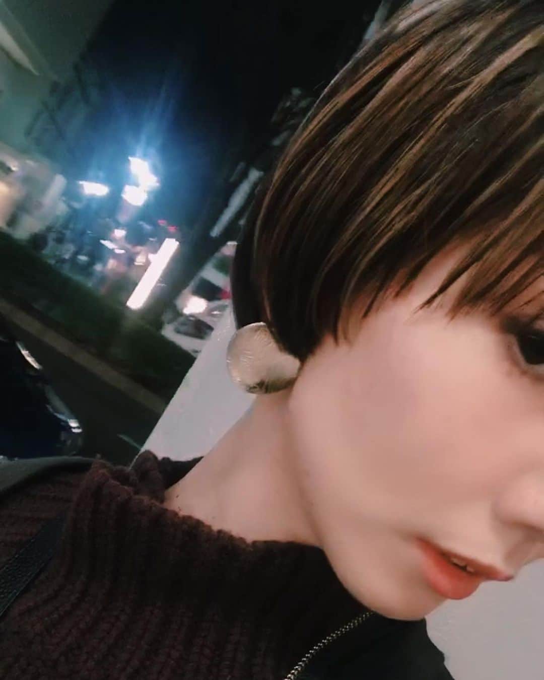 咲希あかねのインスタグラム：「#haircut #マッシュショート  もともとしてた#ハイライト がいい感じ😊  #いつも通り #安定の  #何もかも全て #お任せで  自分で決めない。こだわらない。ってのが楽。#自由  #lomalia #泉脇崇 さん @lomalia_izuwaki ←#カット動画 載ってます🎦 カッコいいんですよー✨#職人  そのセンスと技術が好き❤️ . なんだかんだ久しぶりのショート♪ すっきり😆 1番は、ドライヤーがはやいっ！！笑笑  #hair #hairstyle #shorthair #haircolor  #ヘアスタイル #ショートヘア #ハイライトカラー」